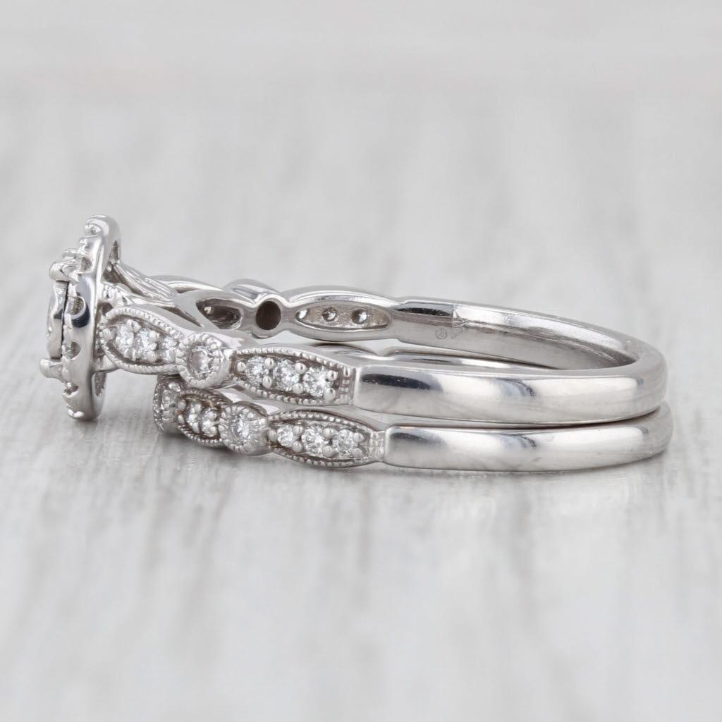 Informazioni sulla gemma: Diamanti Nature - 0.50 carati totali
- Fidanzamento -
Centro
Carati - 0,15ct 
Taglio - Brillante rotondo
Colore - J - K.
Chiarezza - VS2

Accenti
Carati totali - 0,26ctw
Taglio - Brillante rotondo
Colore - G - I
Chiarezza -