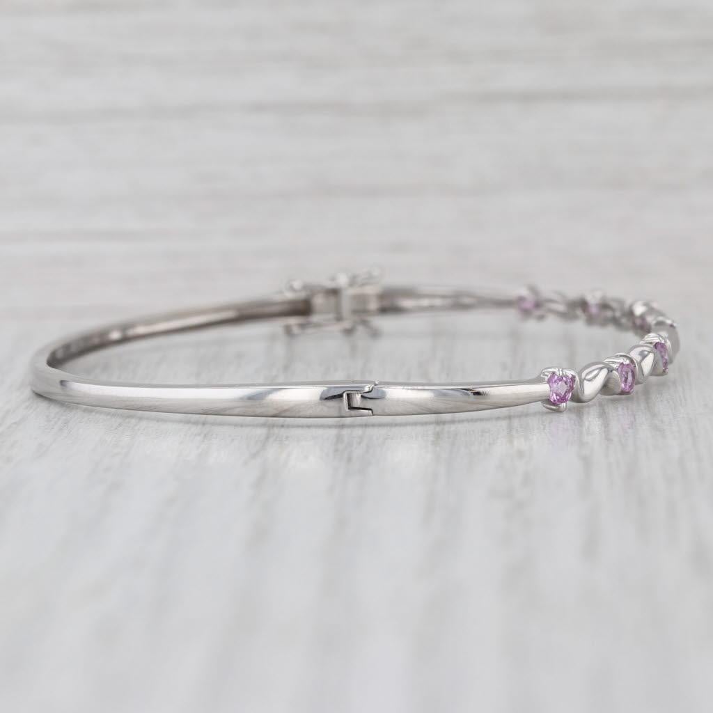 Información sobre la gema:
- Zafiros naturales -
Quilates Totales - 0.50ctw
Corte - Redondo 
Color - Rosa
Tratamiento - Calentado 

Metal: Oro blanco de 14 quilates 
Peso: 7,2 gramos 
Sellos: 14k
Estilo de cadena: Brazalete
Cierre: abatible con