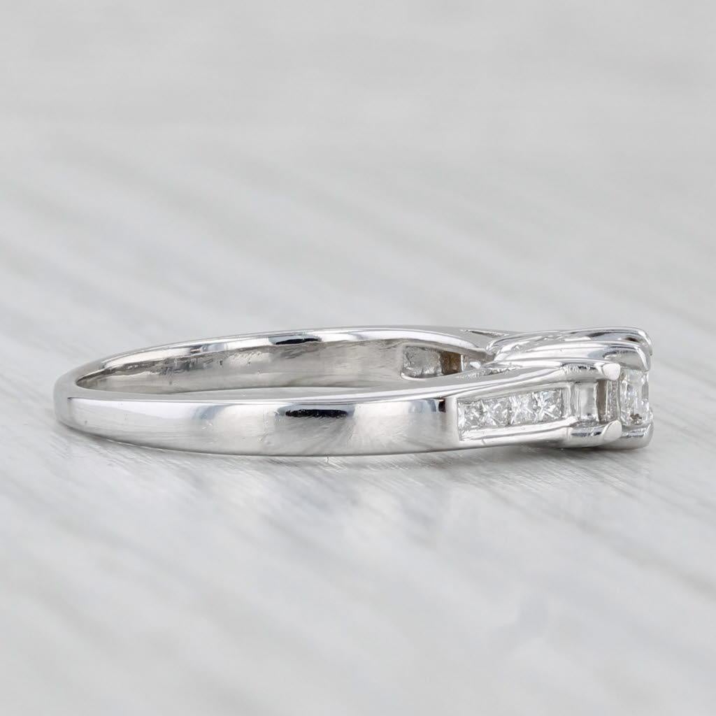 Información sobre la gema:
- Diamante natural -
Quilates - 0.20ct
Talla - Princesa Brillante
Color - G - H
Claridad - I1 

- Diamantes naturales -
Quilates totales - 0,30ctw
Talla - Princesa Brillante
Color - G - I
Claridad - SI1 - SI2

Metal: Oro