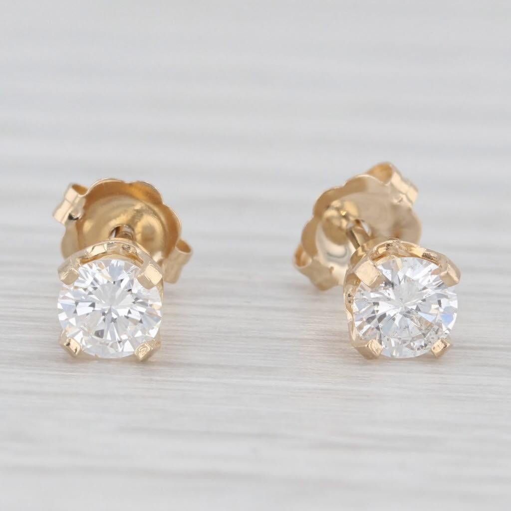 Taille ronde Clous d'oreilles solitaires en or jaune 14 carats avec diamants ronds de 0,50 carat en vente