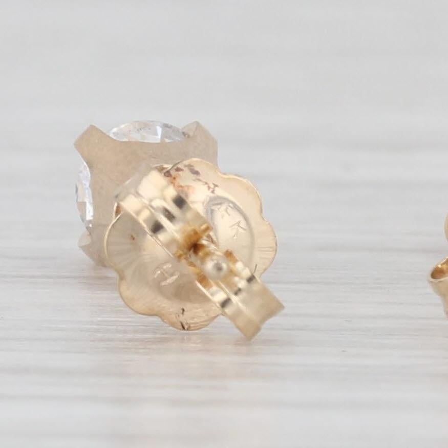 Clous d'oreilles solitaires en or jaune 14 carats avec diamants ronds de 0,50 carat Bon état - En vente à McLeansville, NC