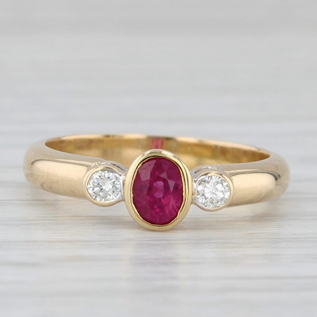 Información sobre la gema:
- Rubí natural -
Quilates - 0.40ct 
Corte - Oval 
Color - Rojo
Tratamiento - Mejorado rutinariamente

- Diamantes naturales -
Quilates totales - 0,10ctw
Talla - Redonda brillante
Color - F - G
Claridad - VS2 - SI1

Metal: