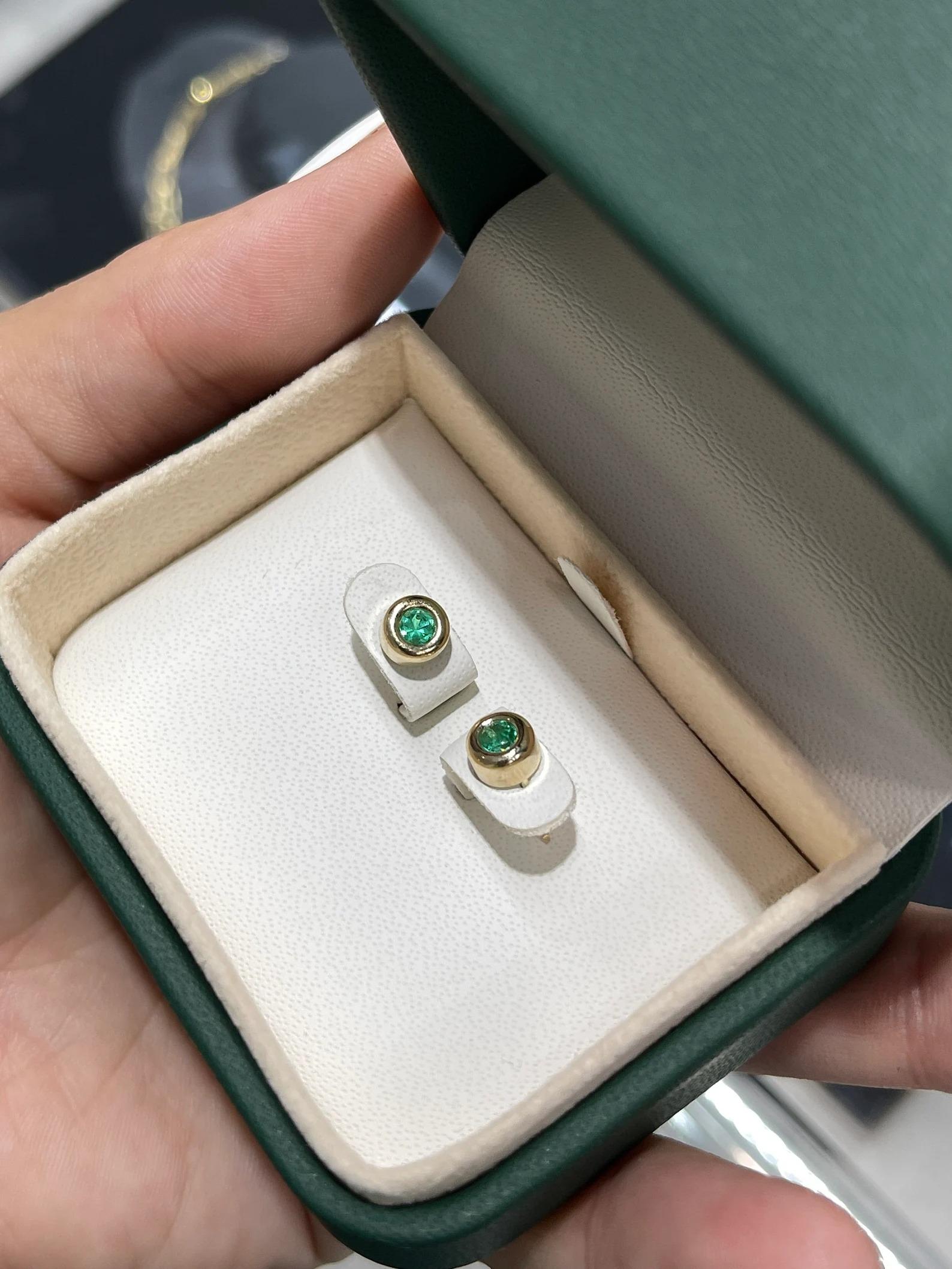 Taille ronde Clous d'oreilles 14 carats sertis d'émeraudes de Colombie rondes vert clair printemps, 0,50 carat cw en vente