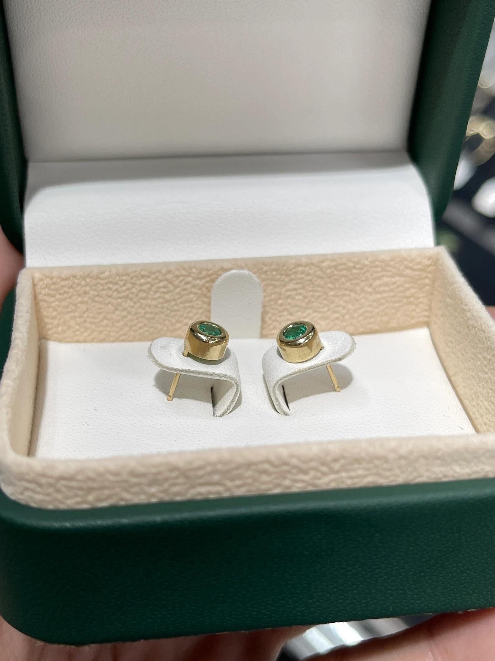 Modern 0.50tcw Round Colombian Emerald Light Spring Green Bezel Set Stud Earrings 14K For Sale