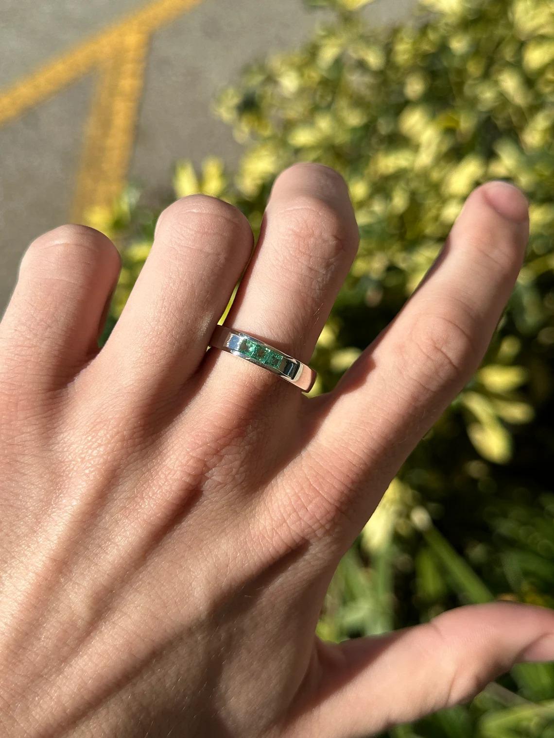 0.50tcw SS Men's Three Stone Natural Medium Green Princess Cut Emerald Band Ring In New Condition For Sale In Jupiter, FL