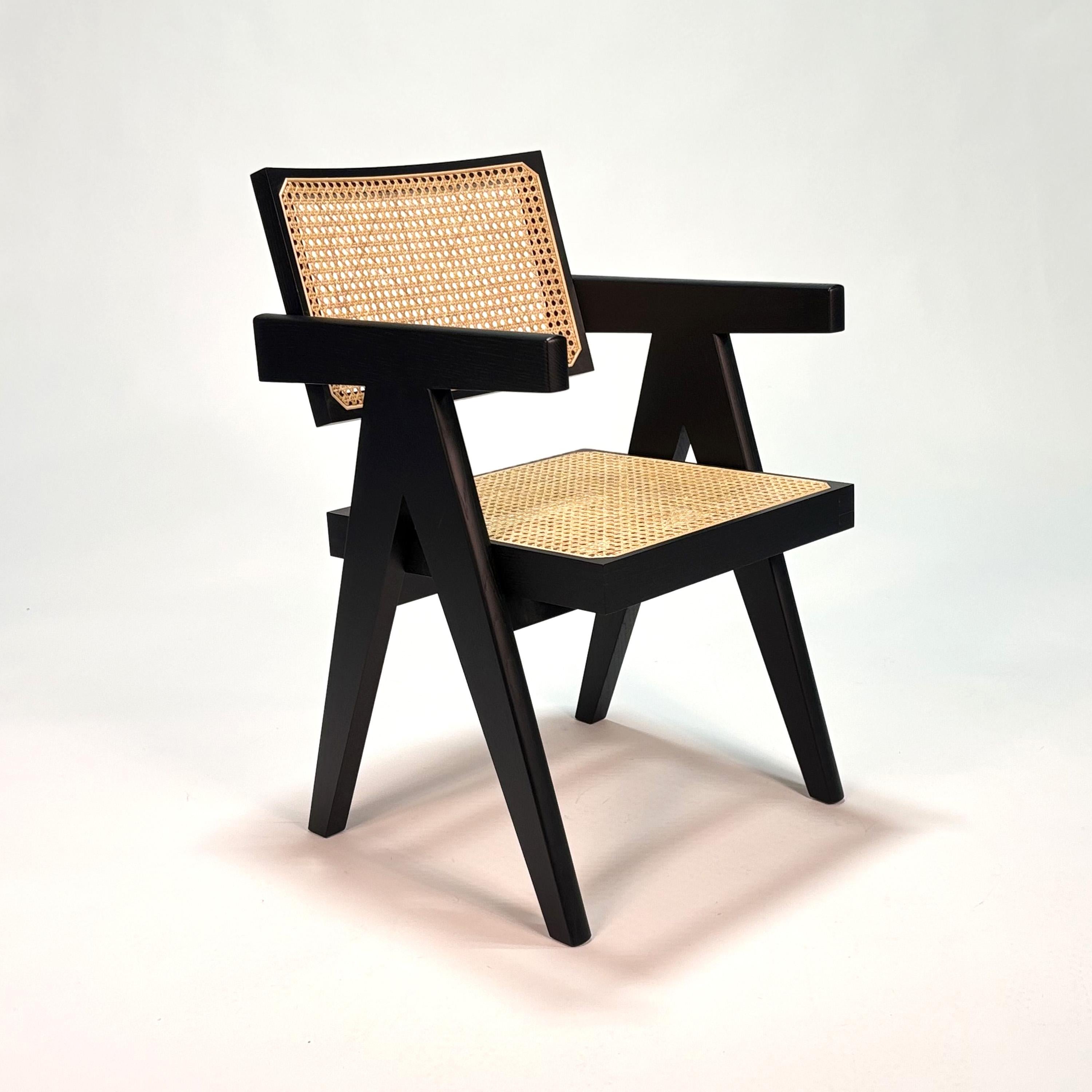 055 Capitol Complex Bürostuhl von Hommage a Pierre Jeanneret
Cassina
2019 / 2021

Massive Eiche schwarz gebeizt mit Sitz und Rückenlehne aus geflochtenem Wiener Stroh. 