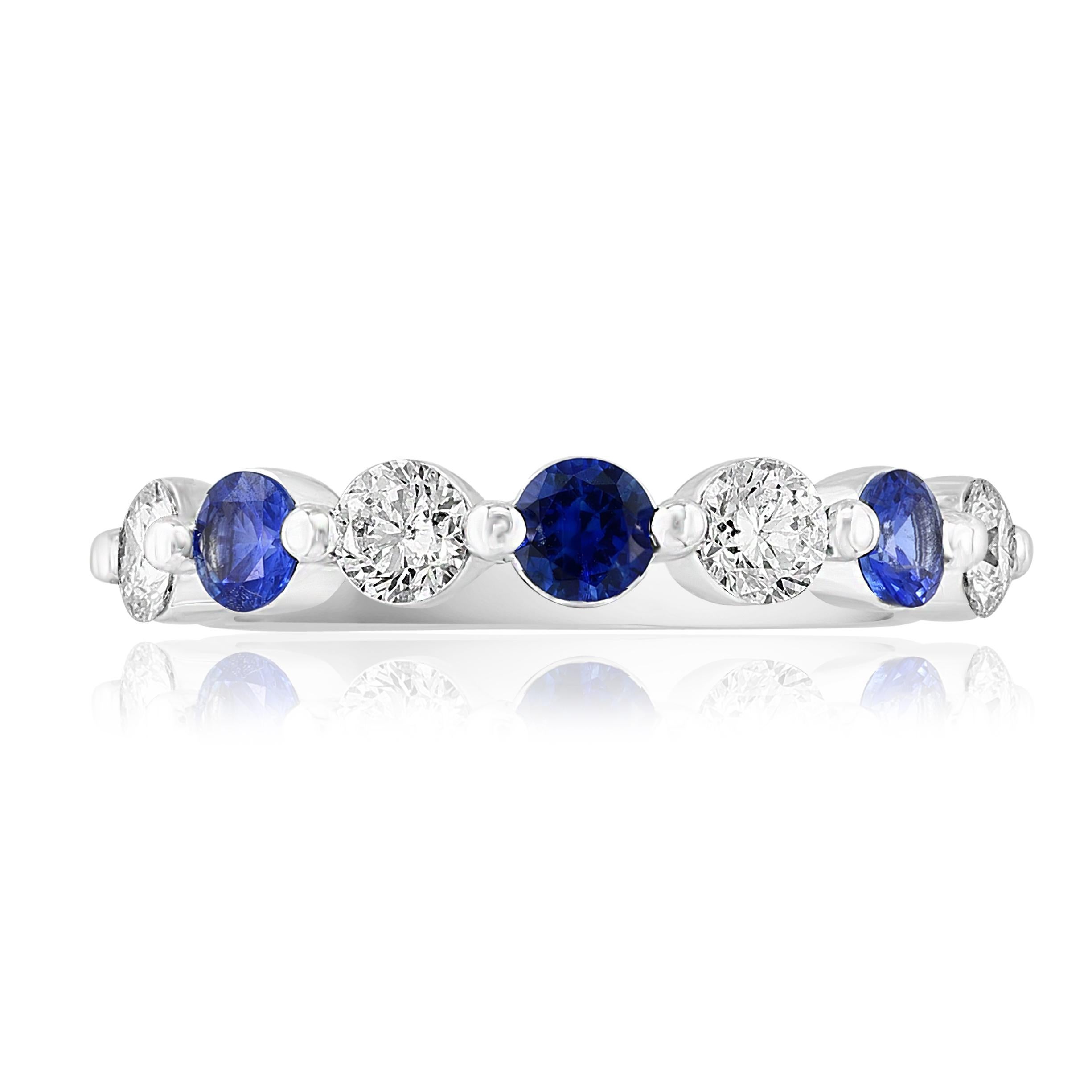 Una alianza clásica y a la moda con 4 diamantes talla brillante de 0,62 quilates en total alternados con 3 zafiros azules redondos de 0,51 quilates. Piedras aseguradas con un engaste compartido de oro blanco de 14 quilates. Una pieza versátil que