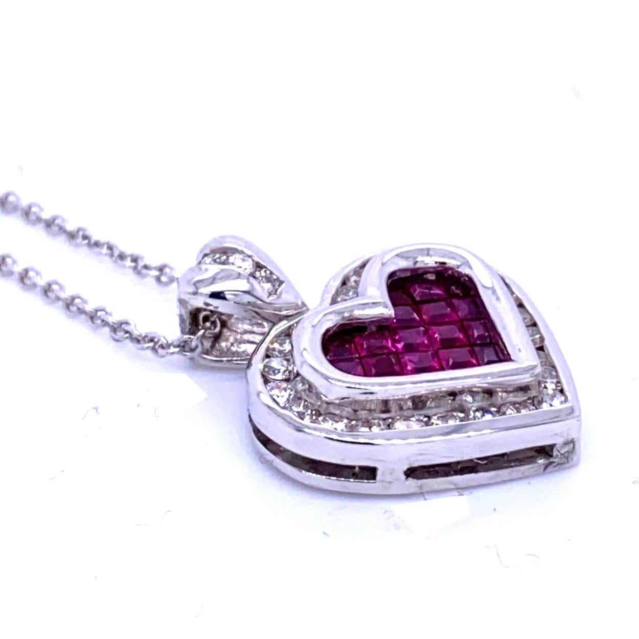 Round Cut 0.51 Carat Diamond/1.05 Carat Ruby 18 Karat Gold Hearts Pendant Necklace For Sale