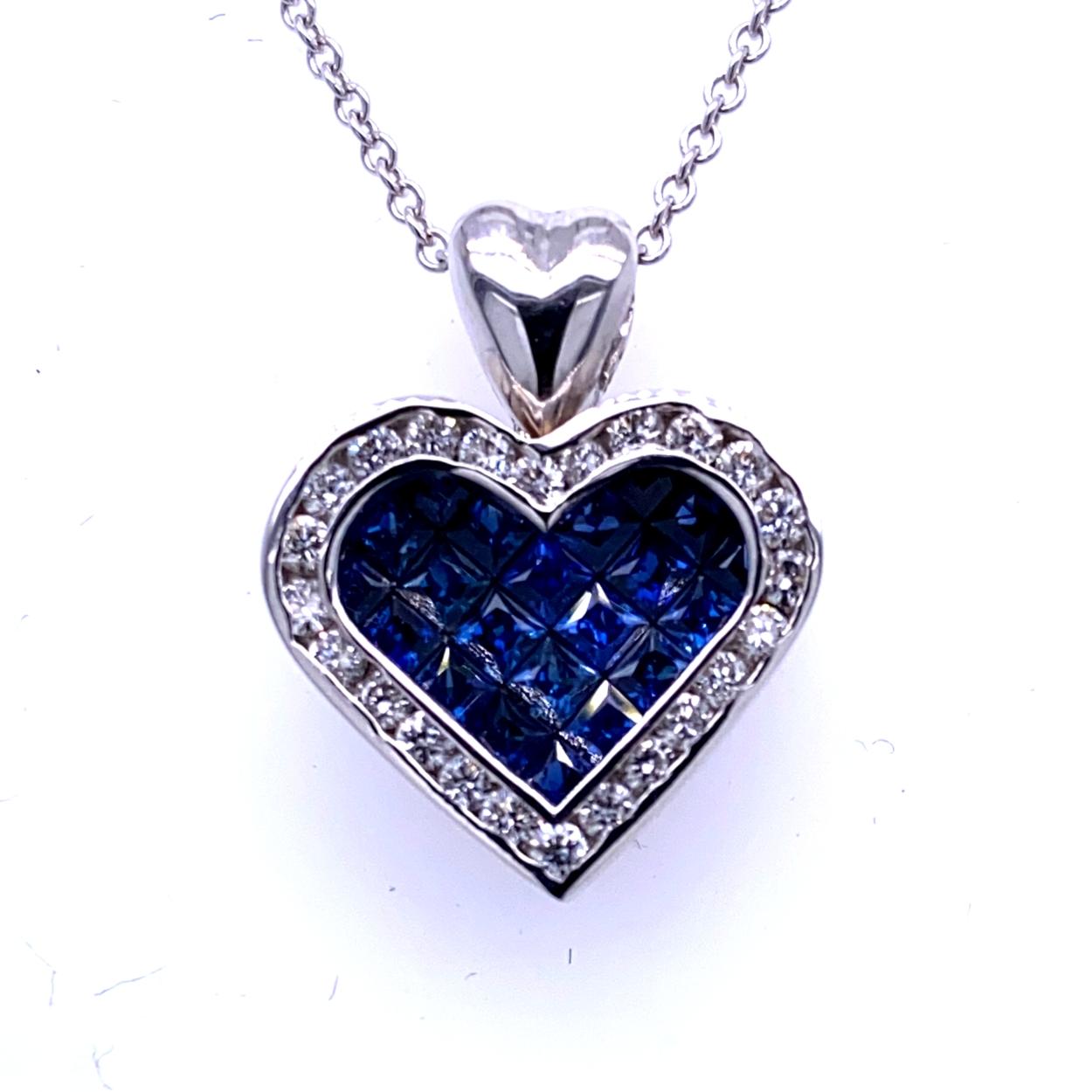 pendentif en or 18 carats en forme de cœur avec 21 saphirs bleus taille princesse sertis de manière invisible (poids total de la pierre : 1,47 ct) entourés d'un halo de diamants sertis en canal d'un poids total de 0,51 ct. 
Poids total des diamants
