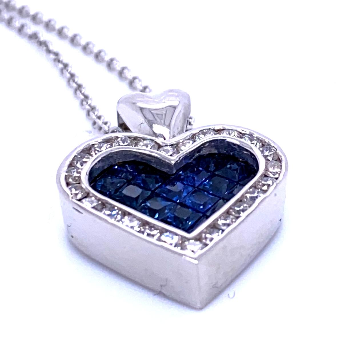Contemporain Collier pendentif cœurs en or 18 carats avec diamants 0,51 carat et saphir bleu 1,47 carat en vente