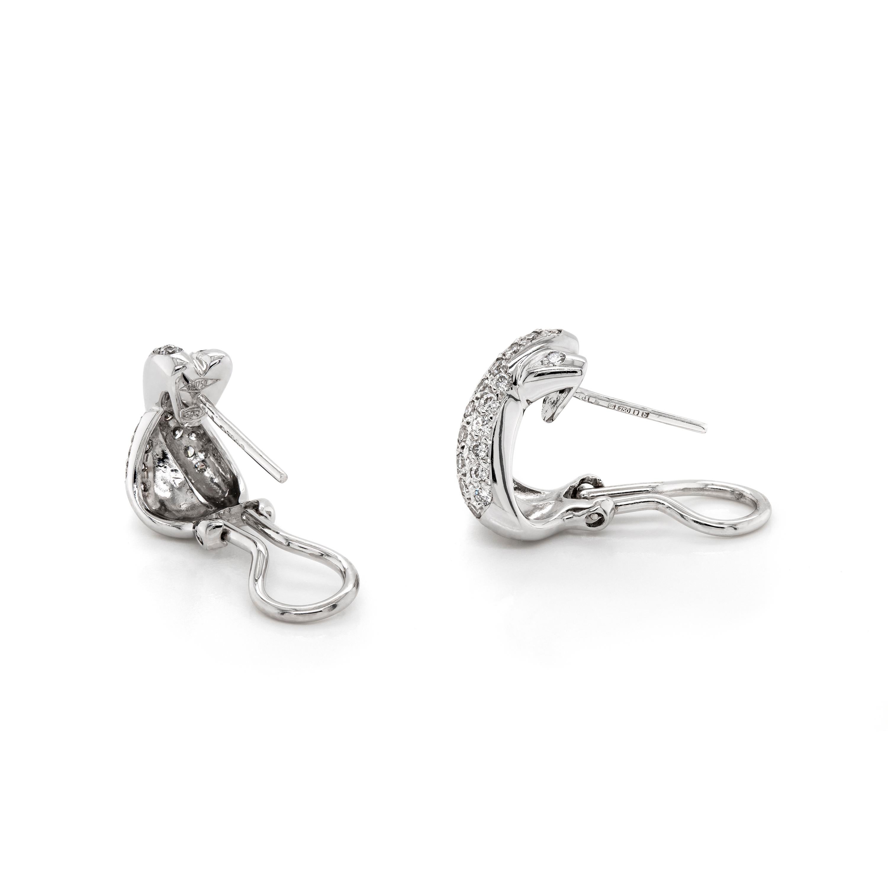 Moderne Boucles d'oreilles demi-créoles « Kiss » en or blanc 18 carats avec diamants 0,51 carat en vente