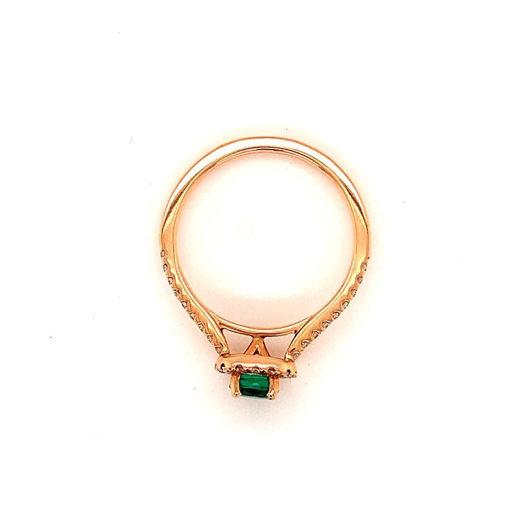 0.51 Carat Round Brilliant Emerald and 0.32 Carat Diamond Ring in 18K Rose Gold In New Condition For Sale In London, GB