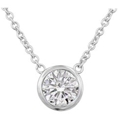 Collier à pendentif solitaire à lunette en diamant rond de 0.51 carat de Roman Malakov