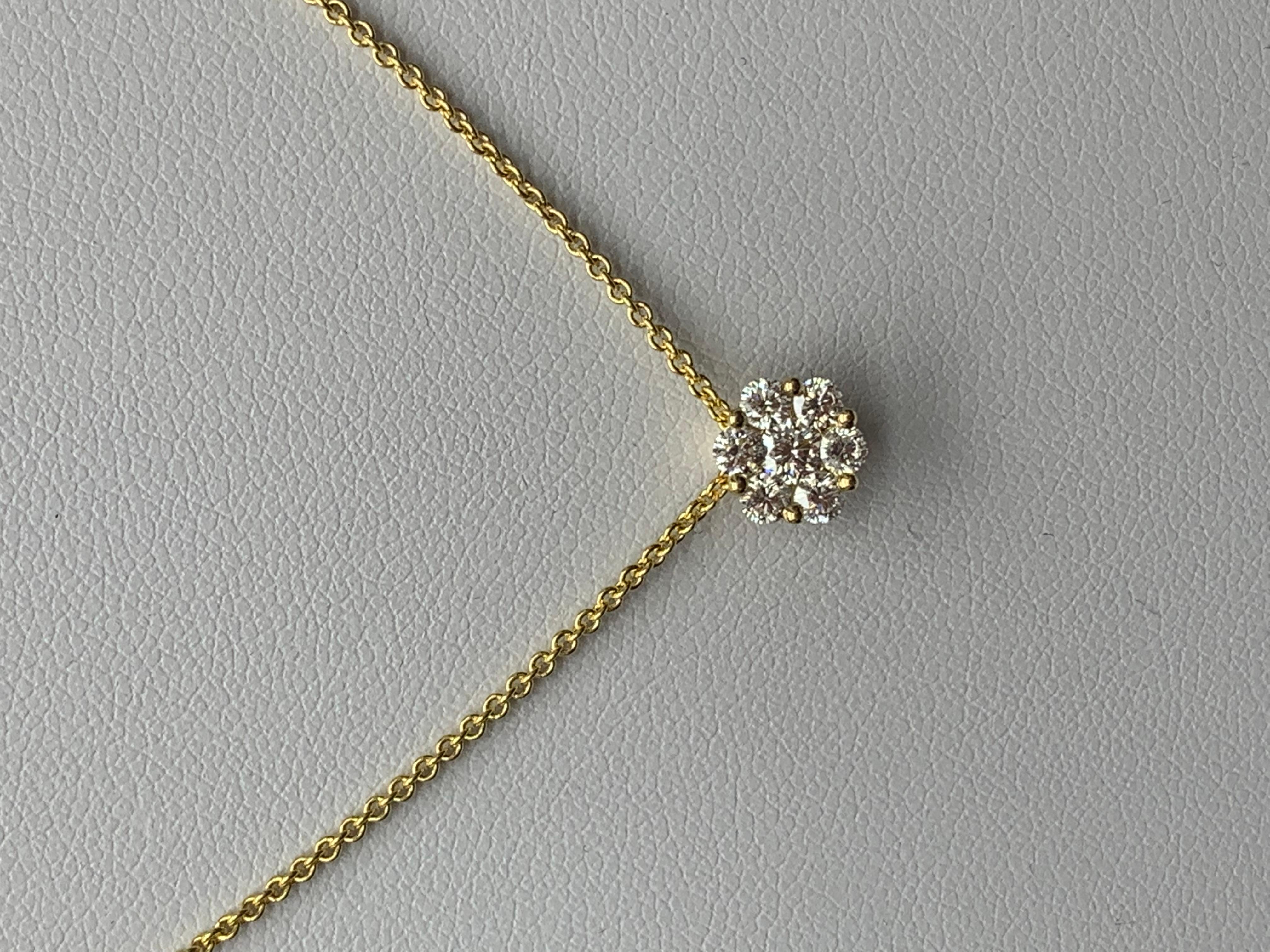 Ce pendentif moderne en forme de fleur met en valeur des diamants ronds et brillants, sertis dans un chaton accentué par un motif géométrique chic. Suspendu à une chaîne de 16 pouces. 7 diamants taille brillant pesant 0,51 carats au total en or