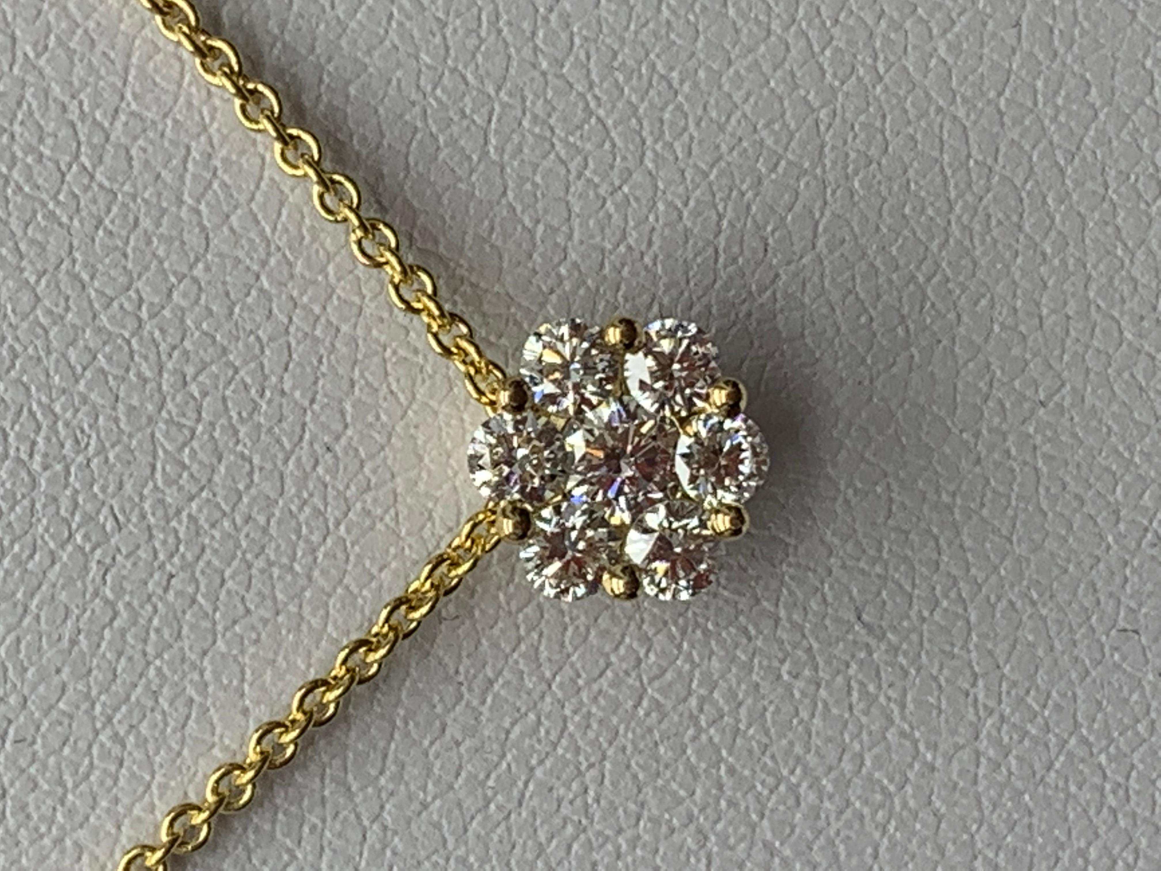 Moderne Collier pendentif fleur en or jaune 18 carats avec grappe de diamants ronds de 0,51 carat en vente