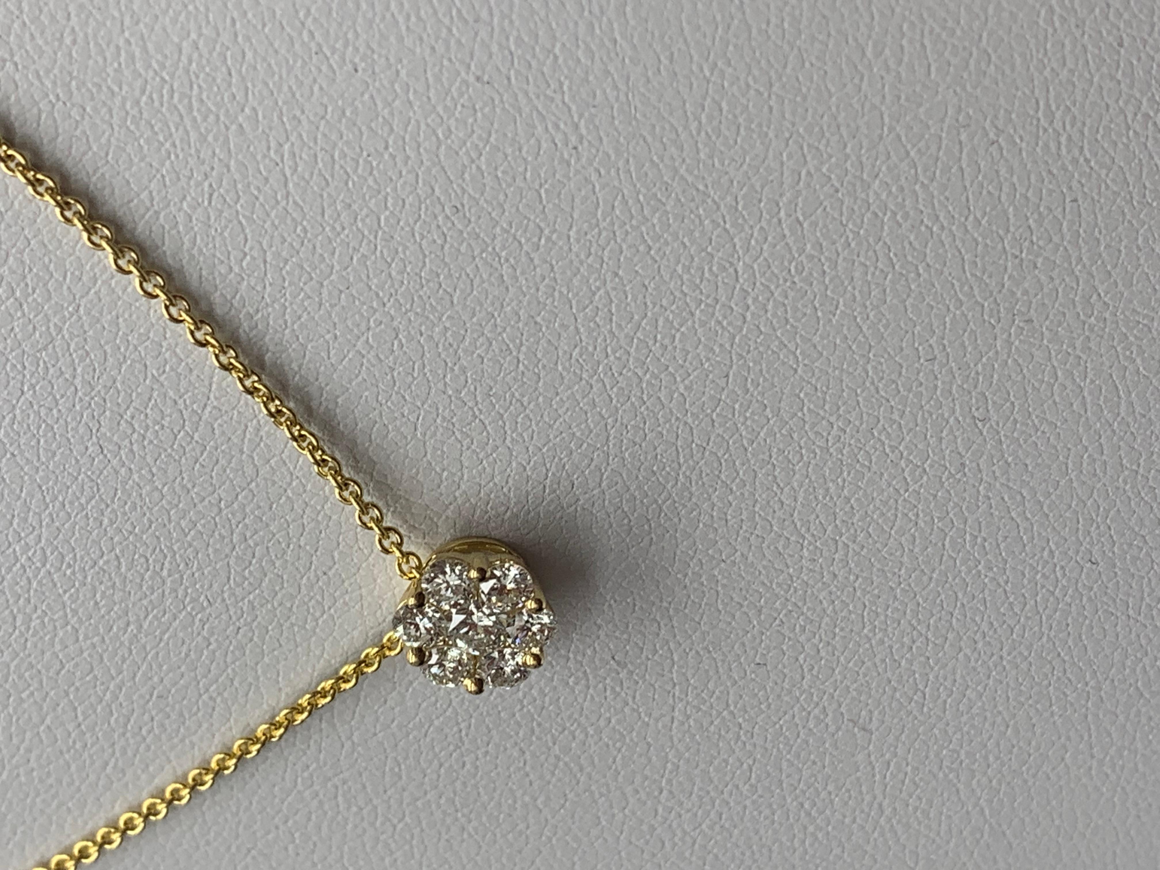 Collier pendentif fleur en or jaune 18 carats avec grappe de diamants ronds de 0,51 carat en vente 1