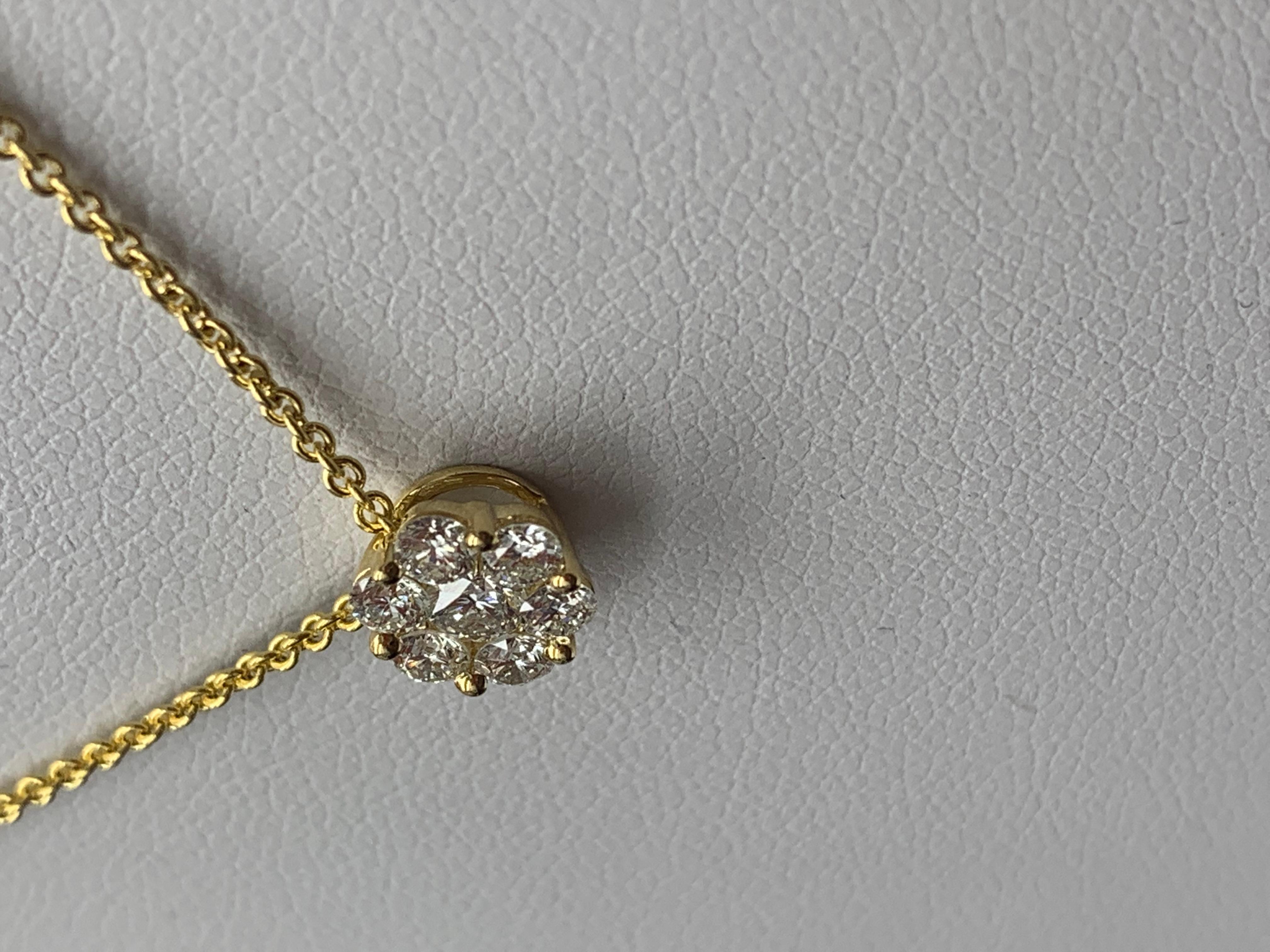 Collier pendentif fleur en or jaune 18 carats avec grappe de diamants ronds de 0,51 carat en vente 2