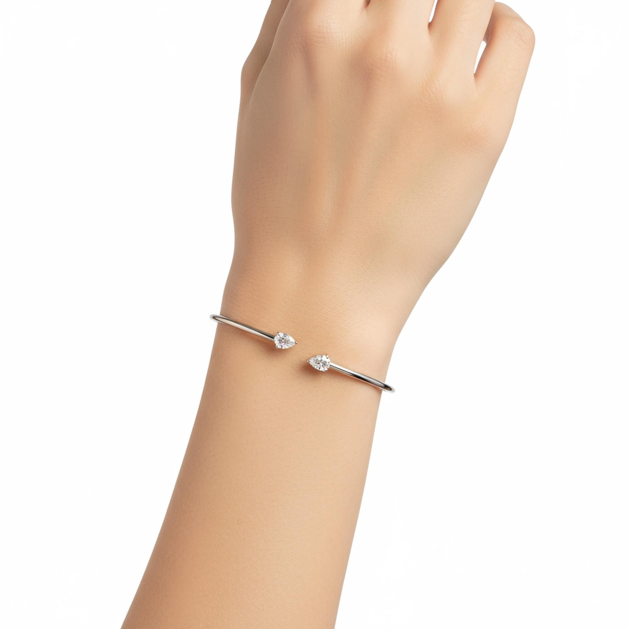 0,51 carati SI/H Pear Diamond Cuff Bangle Bracelet Gioielli in oro bianco 18 carati In condizioni Nuovo in vendita a Diera, Dubai