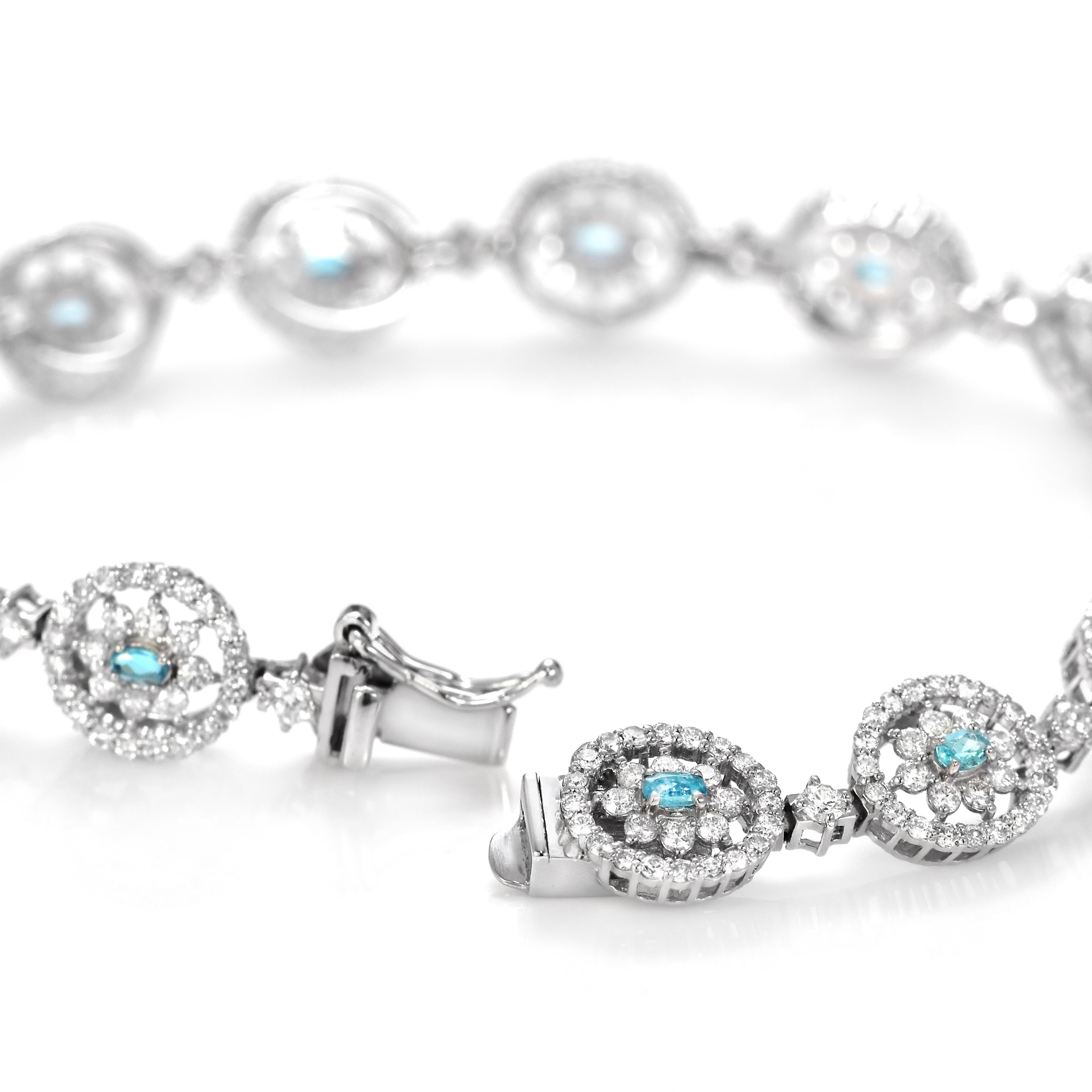 0.51 Carats Brazilian Paraiba Tourmaline and Diamond Bracelet Made in Platinum In New Condition In Tokyo, JP