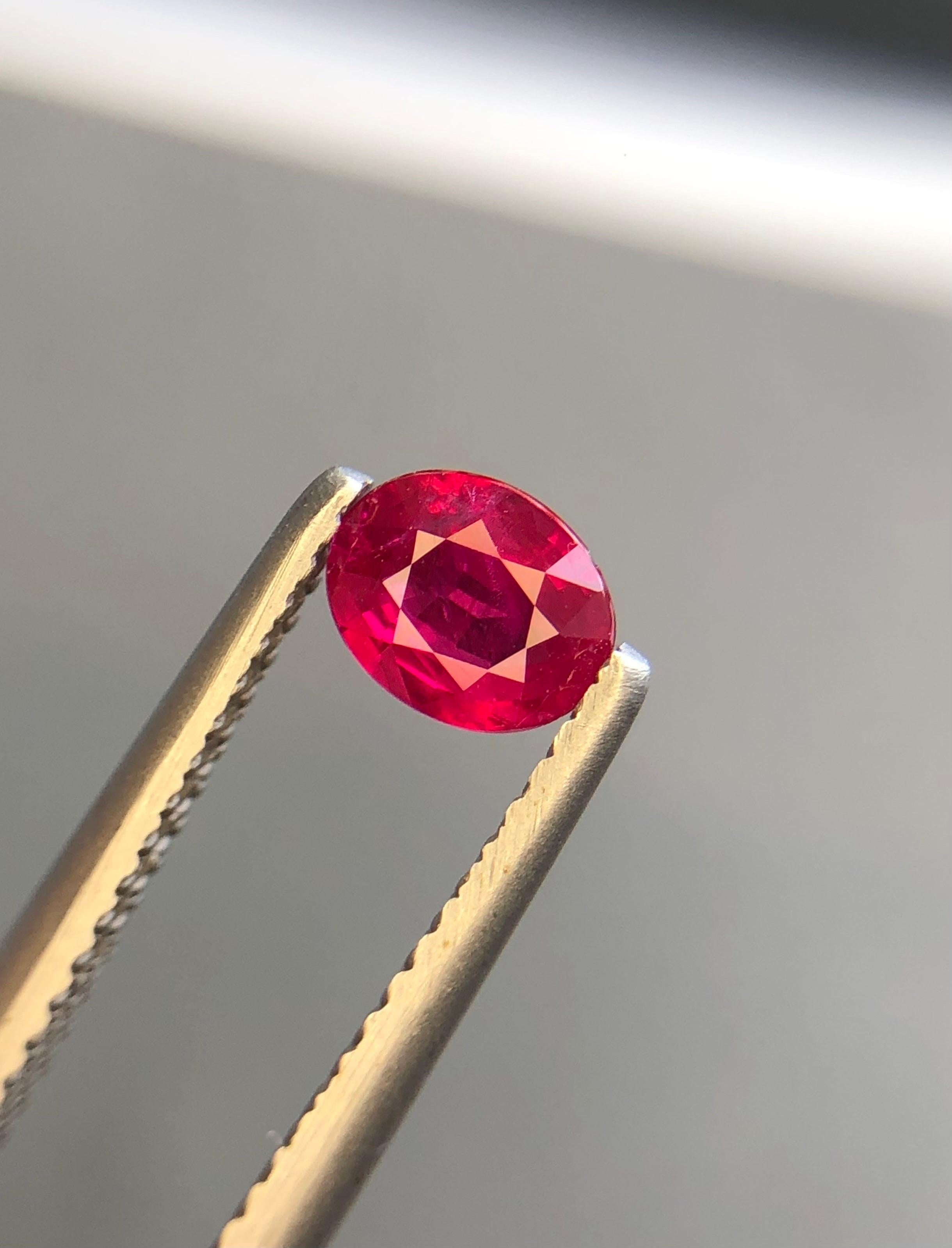 Taglio brillante 0.51 Ct GIA Certified Natural Unheated Burma Ruby Pigeon Blood Color Gemstone (Gemma di colore sangue di piccione) in vendita