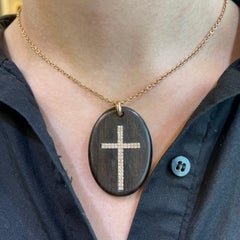 Collana con ciondolo a croce in mogano e diamanti da 0,51 carati in oro rosa 18k