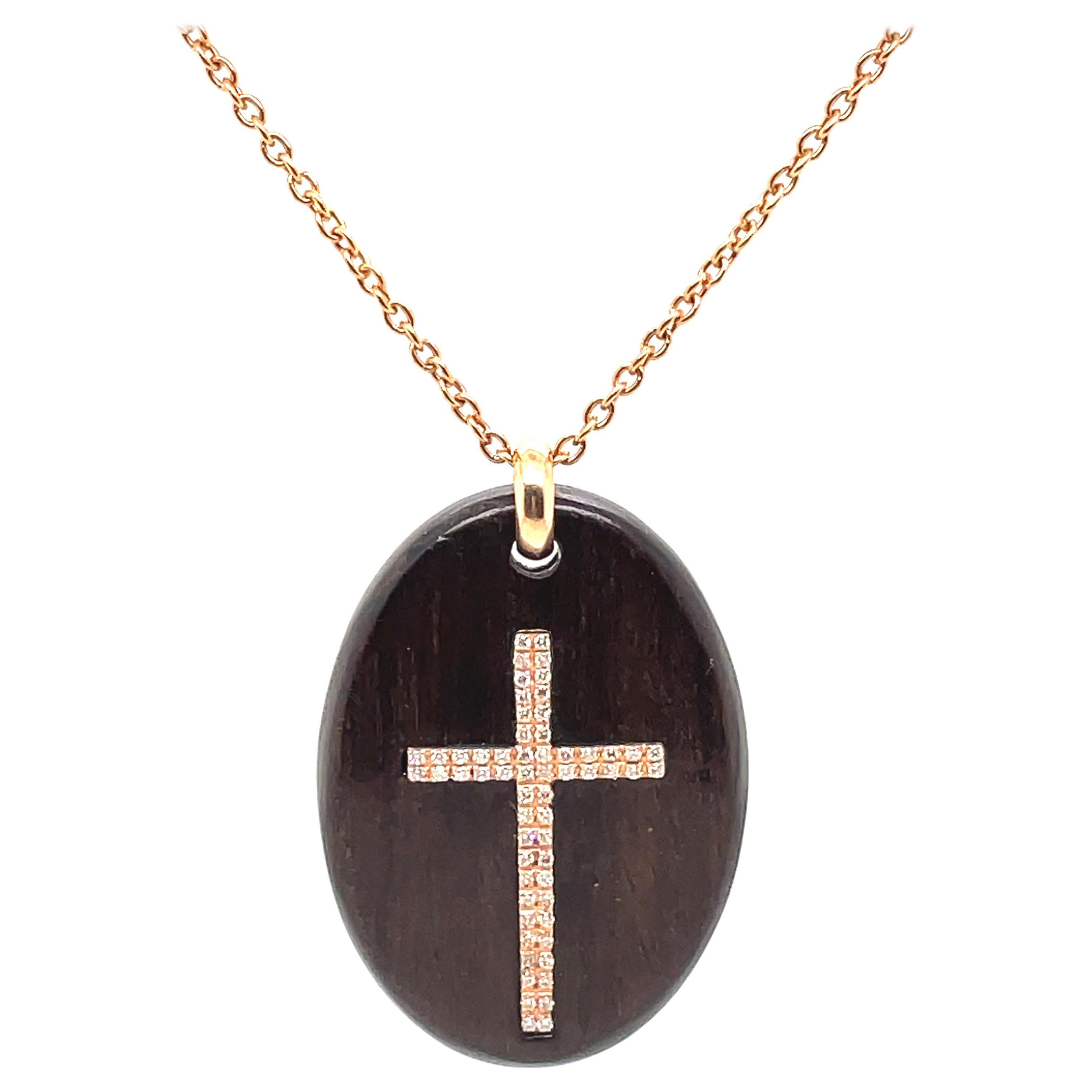 Collier pendentif croix en or rose 18 carats avec diamants 0,51 carat et acajou en vente