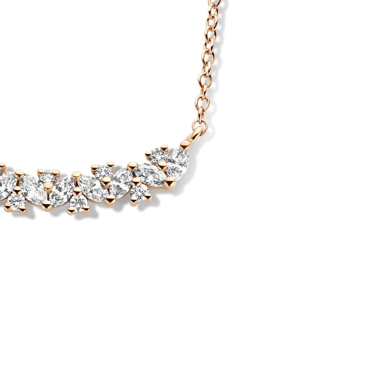 Das Collier aus 18 Karat Roségold hat eine Rollenkette und ist mit den feinsten Diamanten in F/G-VS-Qualität besetzt.  Dieses Collier besteht aus 10 Diamanten im Marquise-Schliff und 9 Diamanten im Brillant-Schliff. Auch in 18 Karat Weißgold und 18