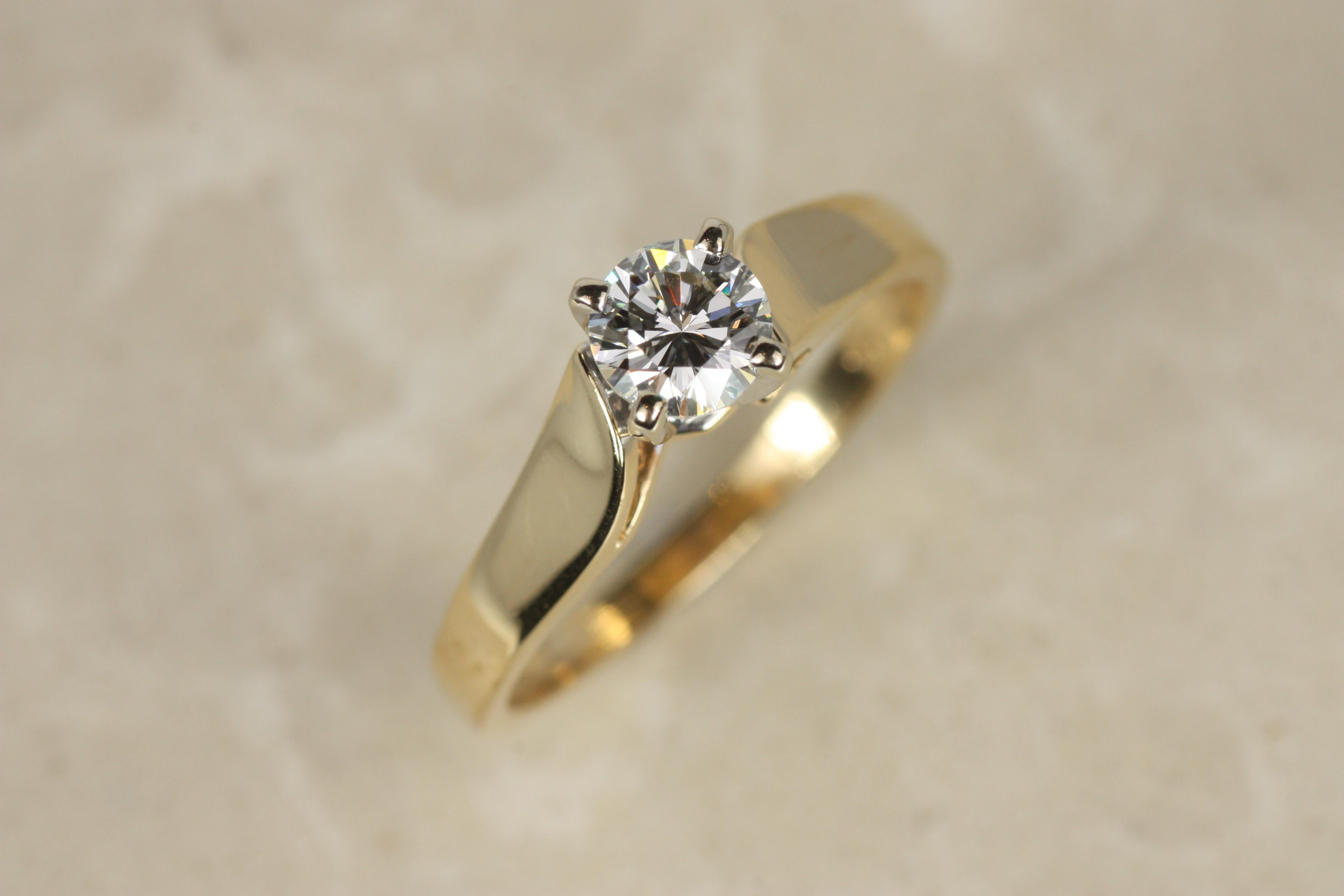 Taille ronde Bague de fiançailles solitaire à diamant rond de 0,51ct en or jaune 14K, anneau incurvé en vente