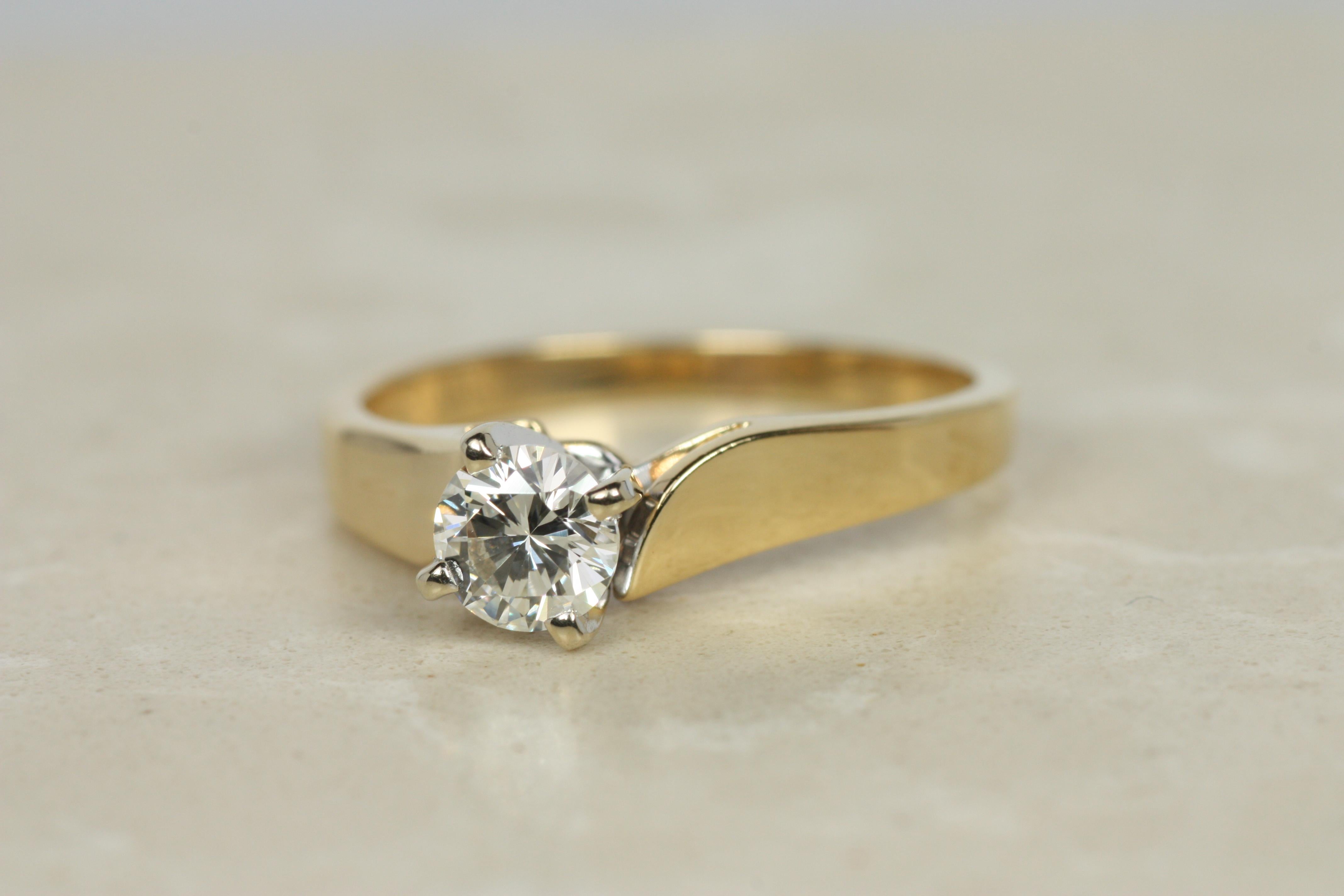 Bague de fiançailles solitaire à diamant rond de 0,51ct en or jaune 14K, anneau incurvé Bon état - En vente à Santa Monica, CA