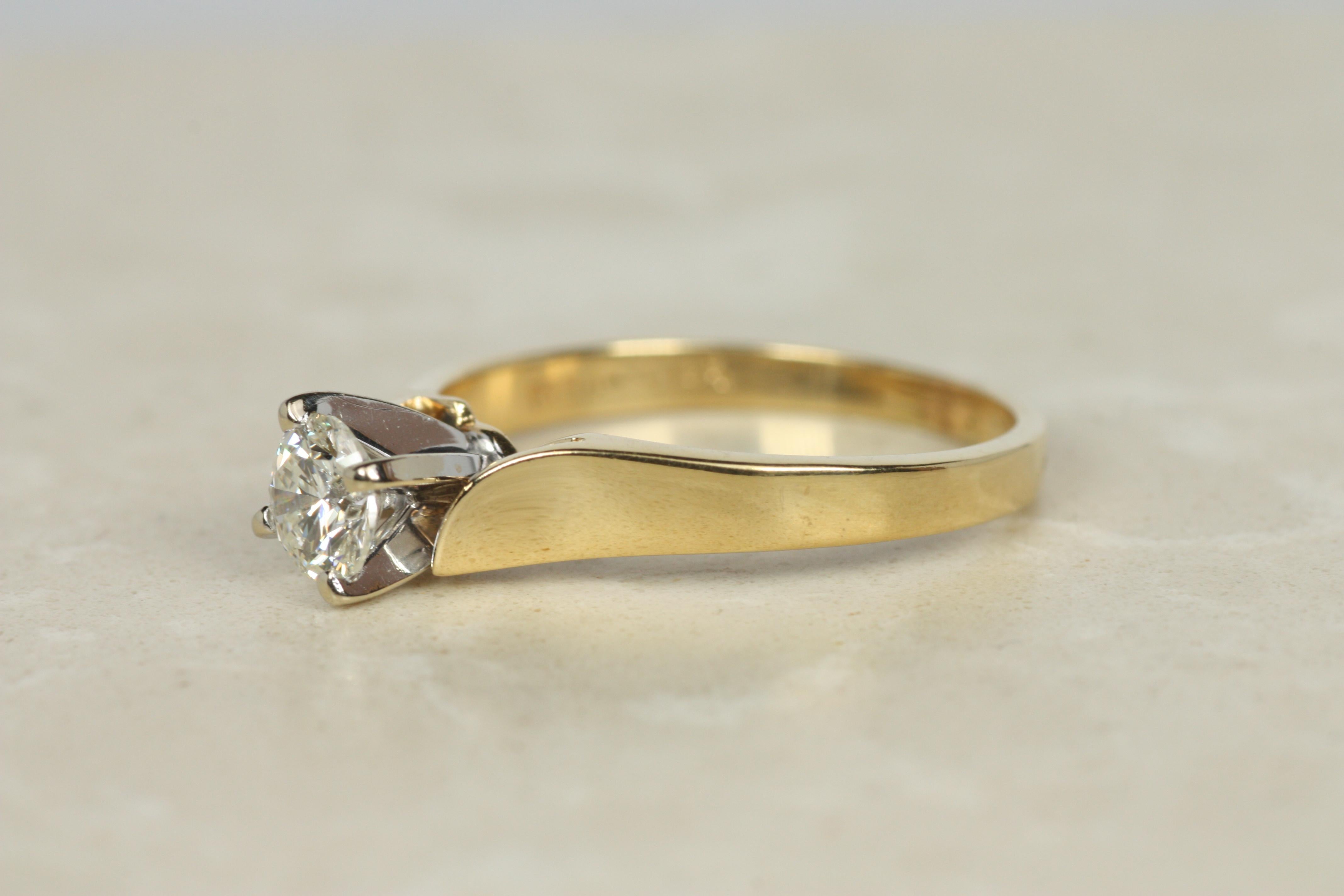 Bague de fiançailles solitaire à diamant rond de 0,51ct en or jaune 14K, anneau incurvé Pour femmes en vente