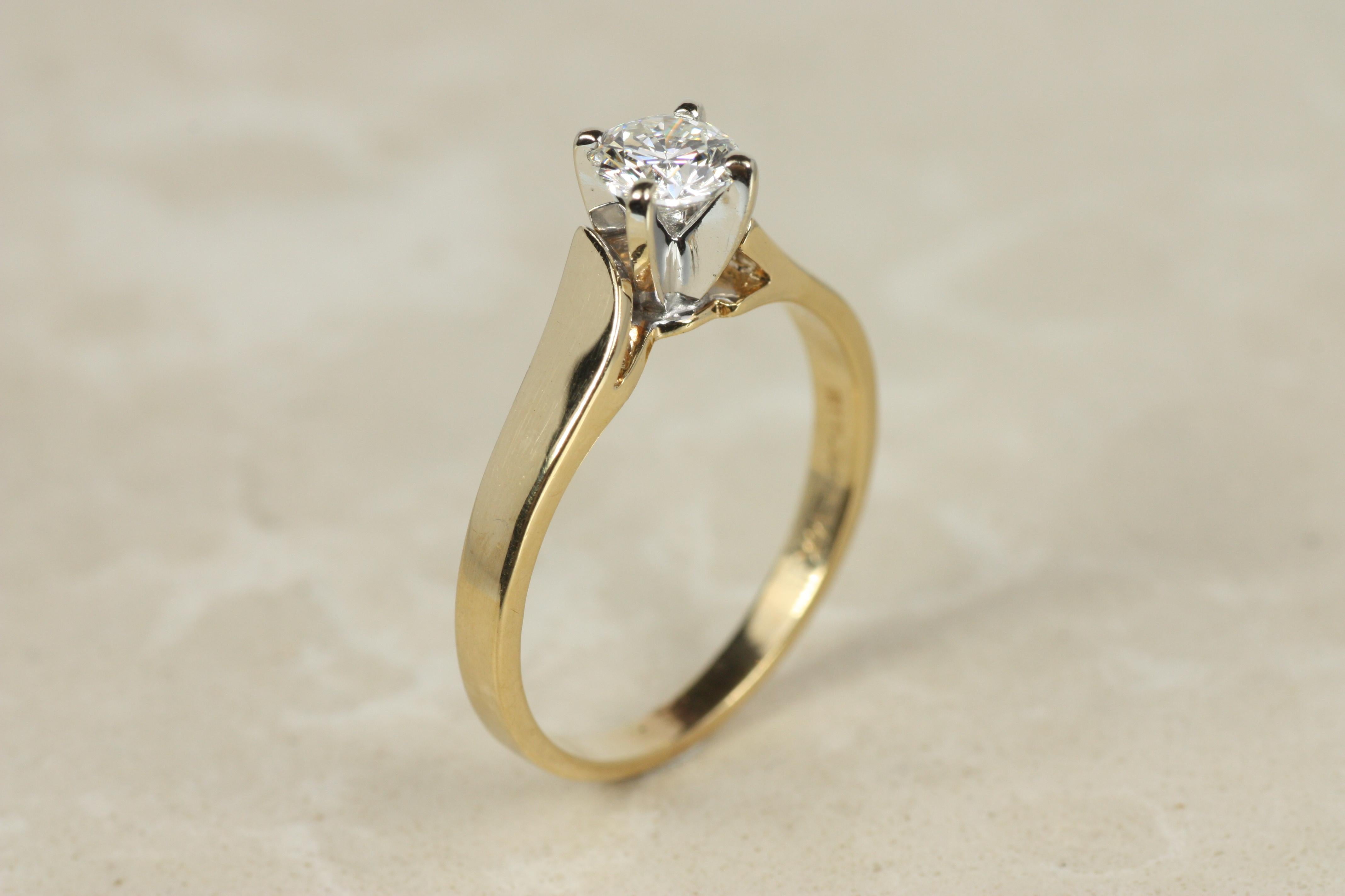 Bague de fiançailles solitaire à diamant rond de 0,51ct en or jaune 14K, anneau incurvé en vente 1