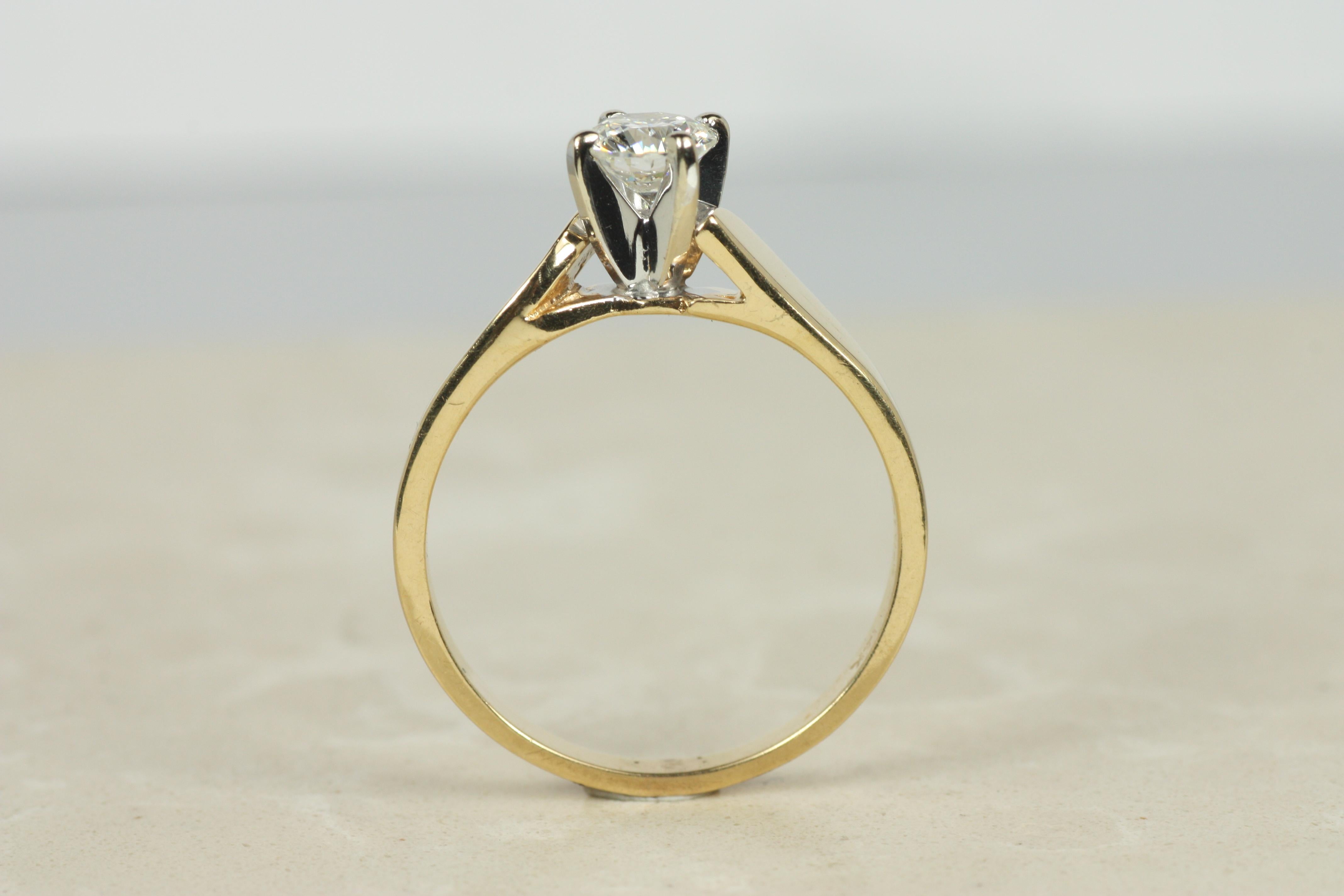 Bague de fiançailles solitaire à diamant rond de 0,51ct en or jaune 14K, anneau incurvé en vente 2