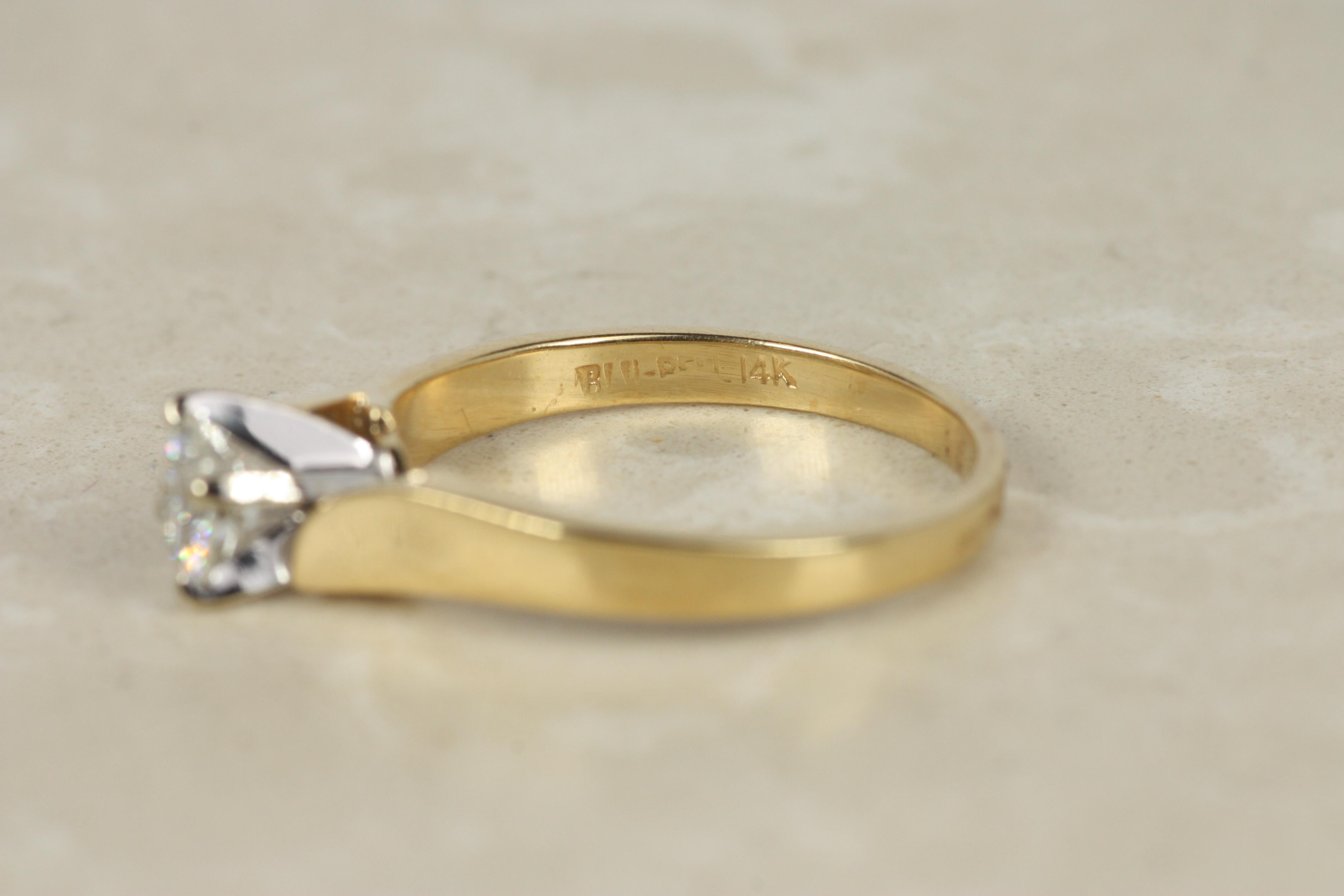 Bague de fiançailles solitaire à diamant rond de 0,51ct en or jaune 14K, anneau incurvé en vente 3