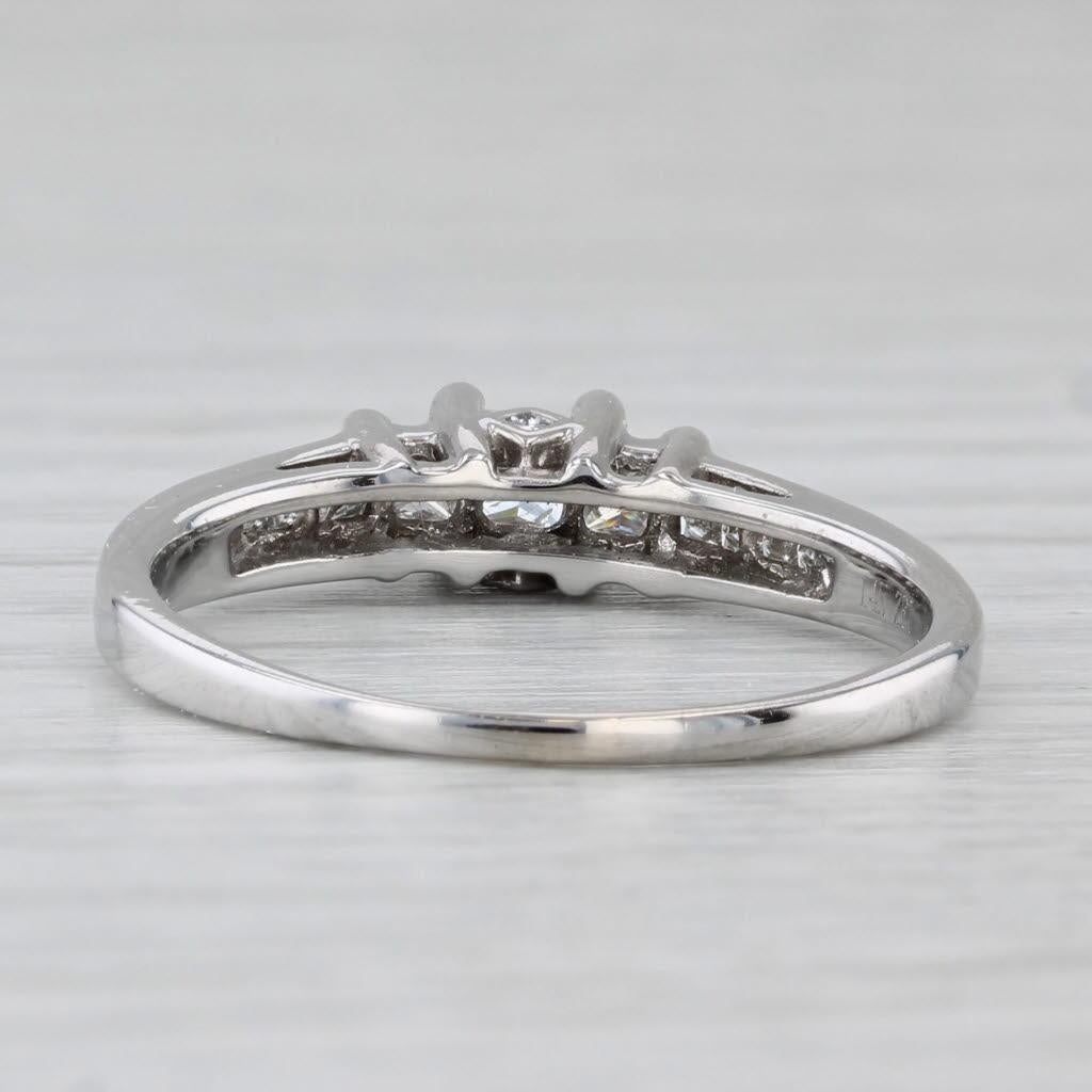 Taille princesse 0.51ctw 3-Stone Diamond Engagement Ring 14k White Gold Size 8.5 en vente