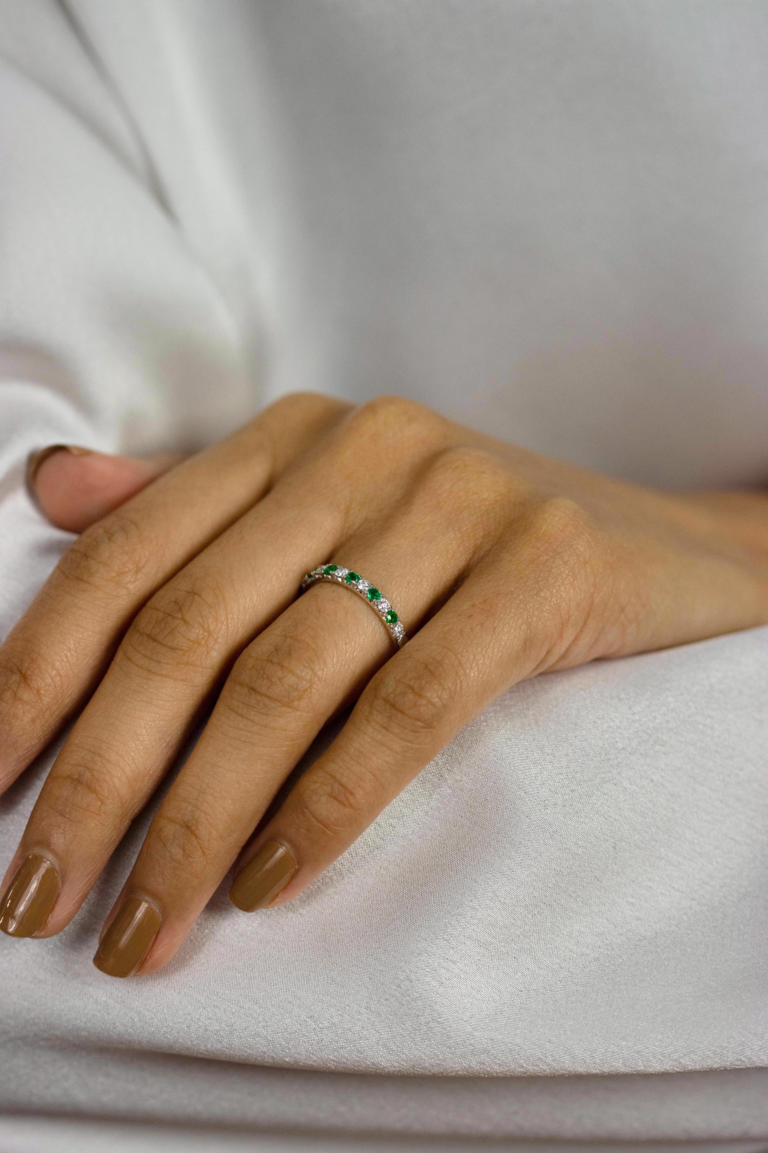0.52 Carats Total Alternating Round Emerald & Diamond Half-Eternity Wedding Band In New Condition In New York, NY