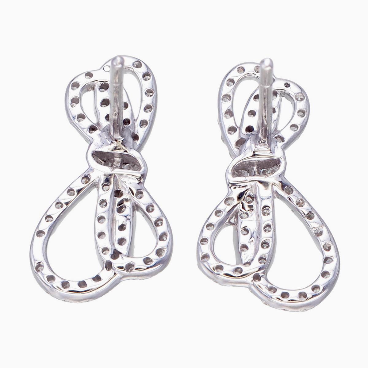 Un vibrante e sofisticato orecchino a lampadario con diamante presentato da Jewell in oro bianco 18 carati.
 Per aggiungere grazia al nostro design, abbiamo 98 pezzi di diamanti di forma rotonda, per un peso complessivo di circa 0,48 carati. Ci sono