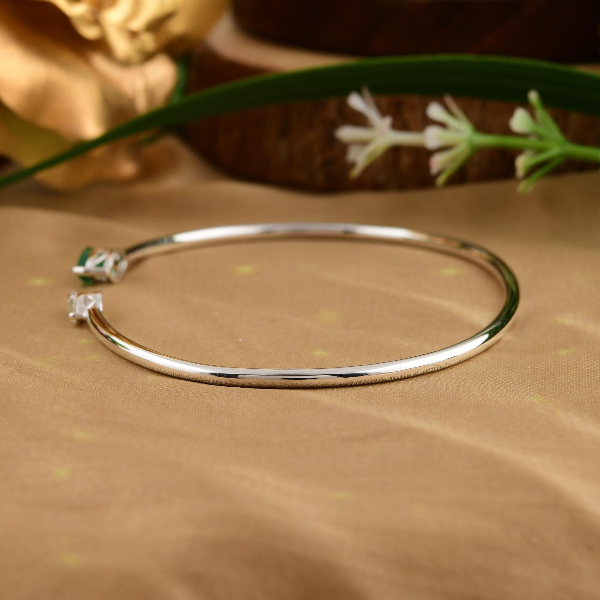 Modern 0.52 Carat Emerald 0.31 Ct SI/H Diamond Cuff Bangle Bracelet 18 Karat White Gold For Sale