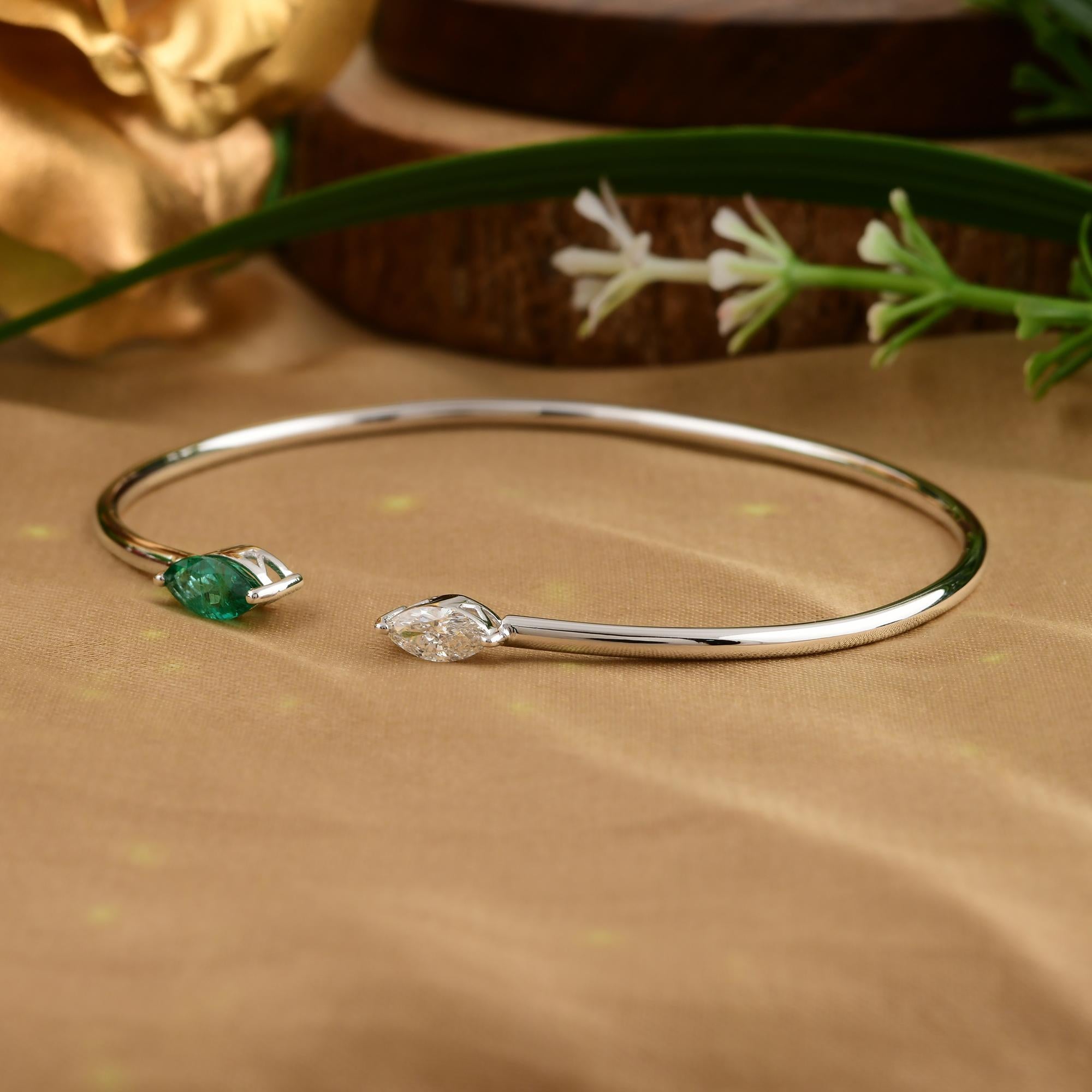 Oval Cut 0.52 Carat Emerald 0.31 Ct SI/H Diamond Cuff Bangle Bracelet 18 Karat White Gold For Sale