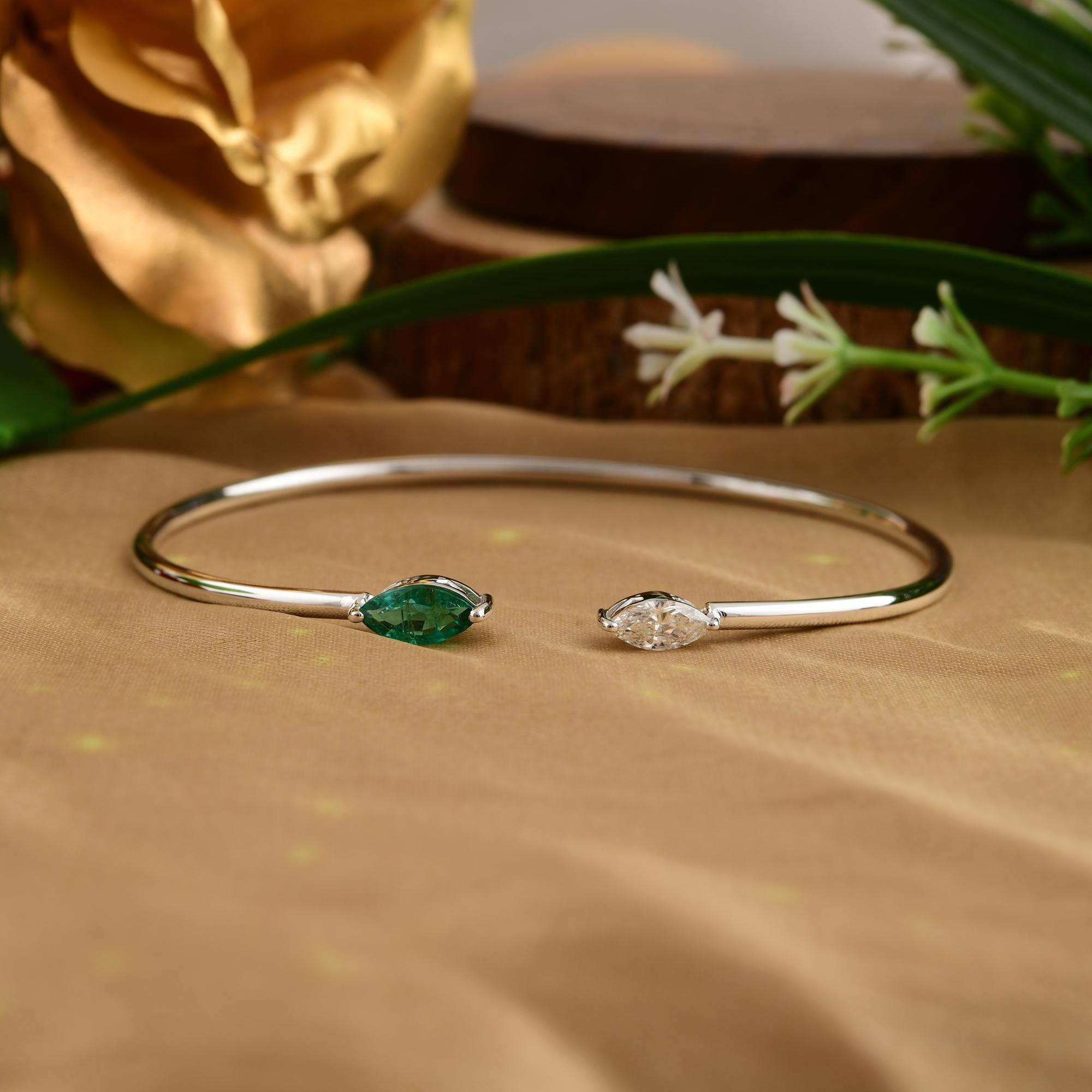 0.52 Carat Emerald 0.31 Ct SI/H Diamond Cuff Bangle Bracelet 18 Karat White Gold In New Condition For Sale In Diera, Dubai