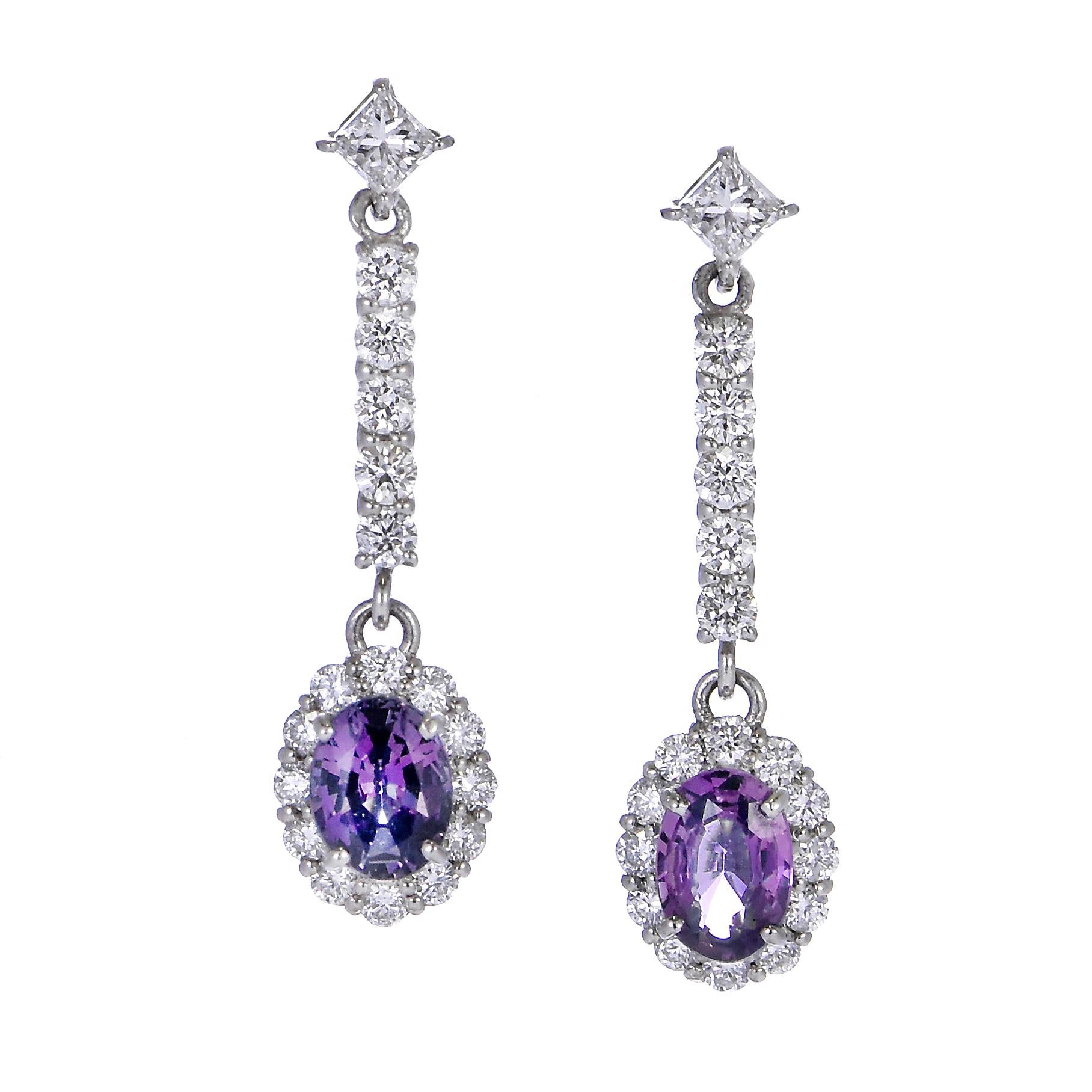 Un precioso par de pendientes con 0,52 quilates de Alejandrita Brasileña Natural y 0,44 quilates de Acentos de Diamante engastados en Platino. Las Alejandritas producen un fenómeno natural de cambio de color, ya que presentan un color verde azulado