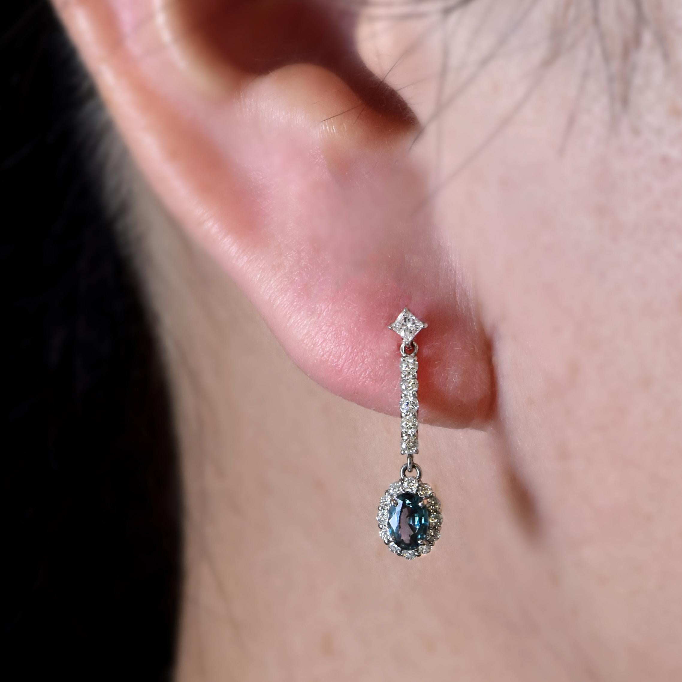 Pendiente de diamantes y alejandrita brasileña natural de 0,52 quilates en platino Moderno en venta