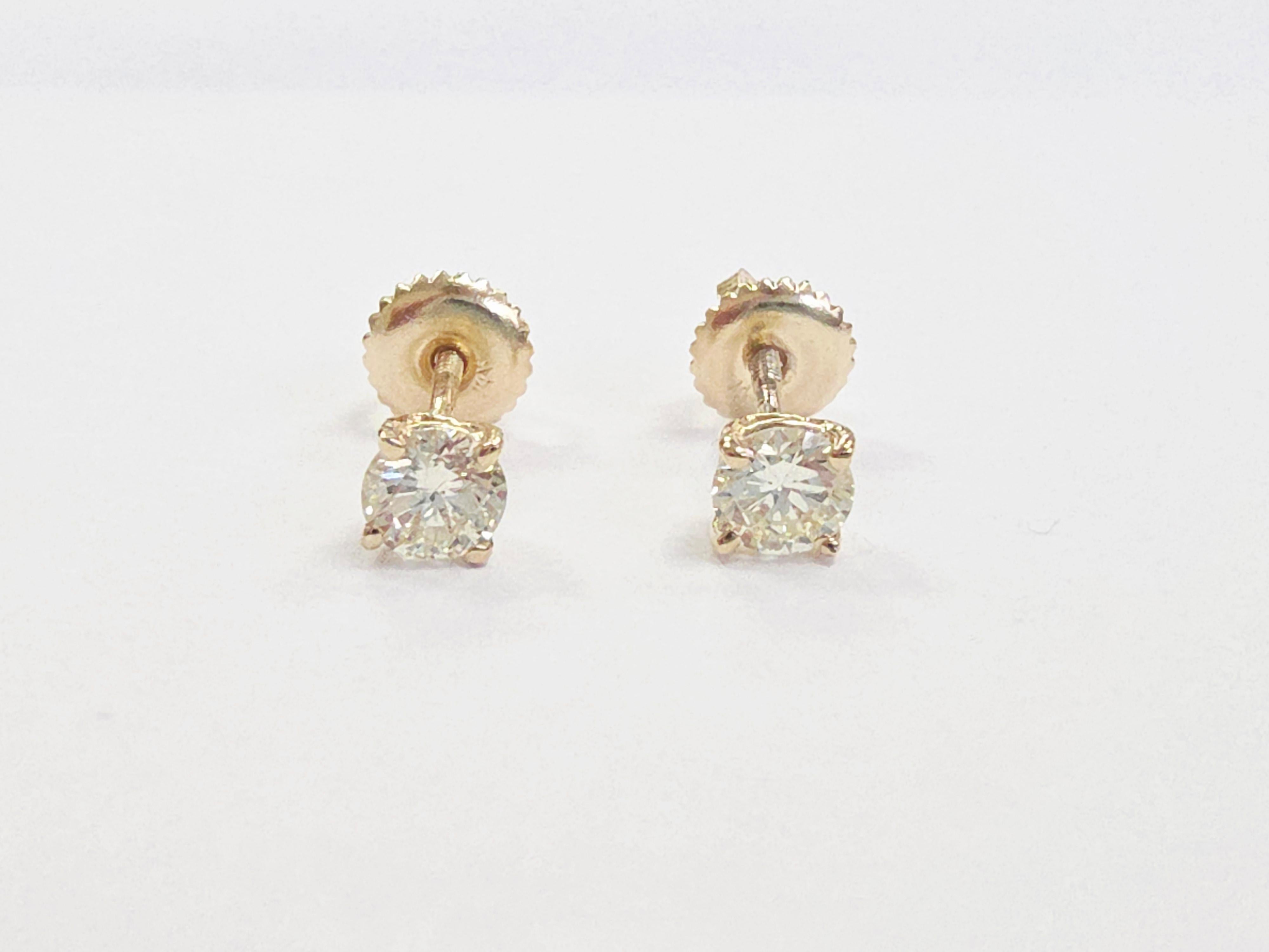 Orecchini con diamanti tondi brillanti Nature da 0,52 carati in oro giallo 14 carati

Eleva la tua collezione di gioielli con questo paio di orecchini a perno con diamanti naturali senza tempo, con un totale di 0,52 carati di diamanti rotondi a