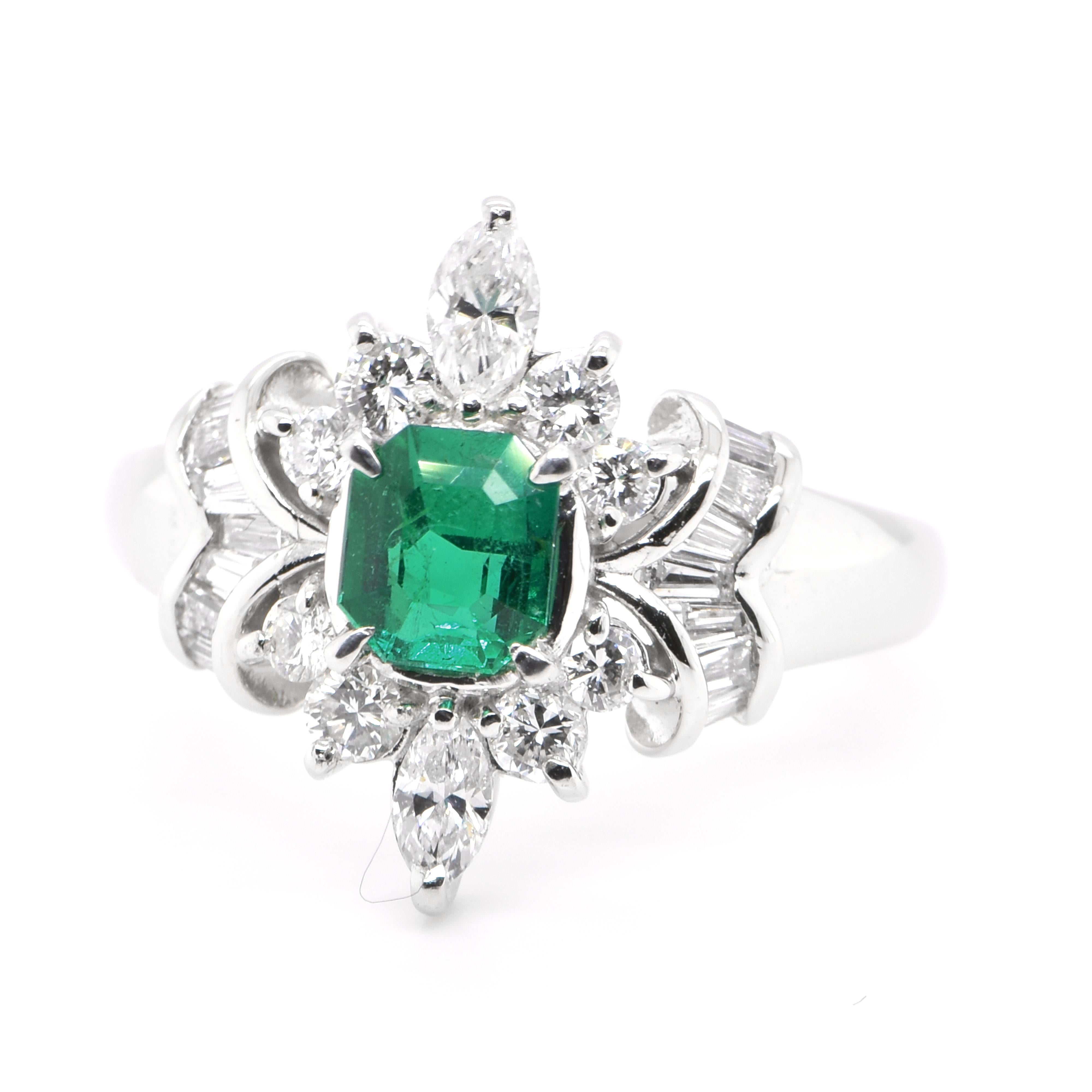 Ein atemberaubender Ring mit einem natürlichen Smaragd von 0,52 Karat und Diamanten von 0,78 Karat, gefasst in Platin. Seit Tausenden von Jahren bewundern die Menschen das Grün des Smaragds. Smaragde werden seit jeher mit den üppigsten Landschaften
