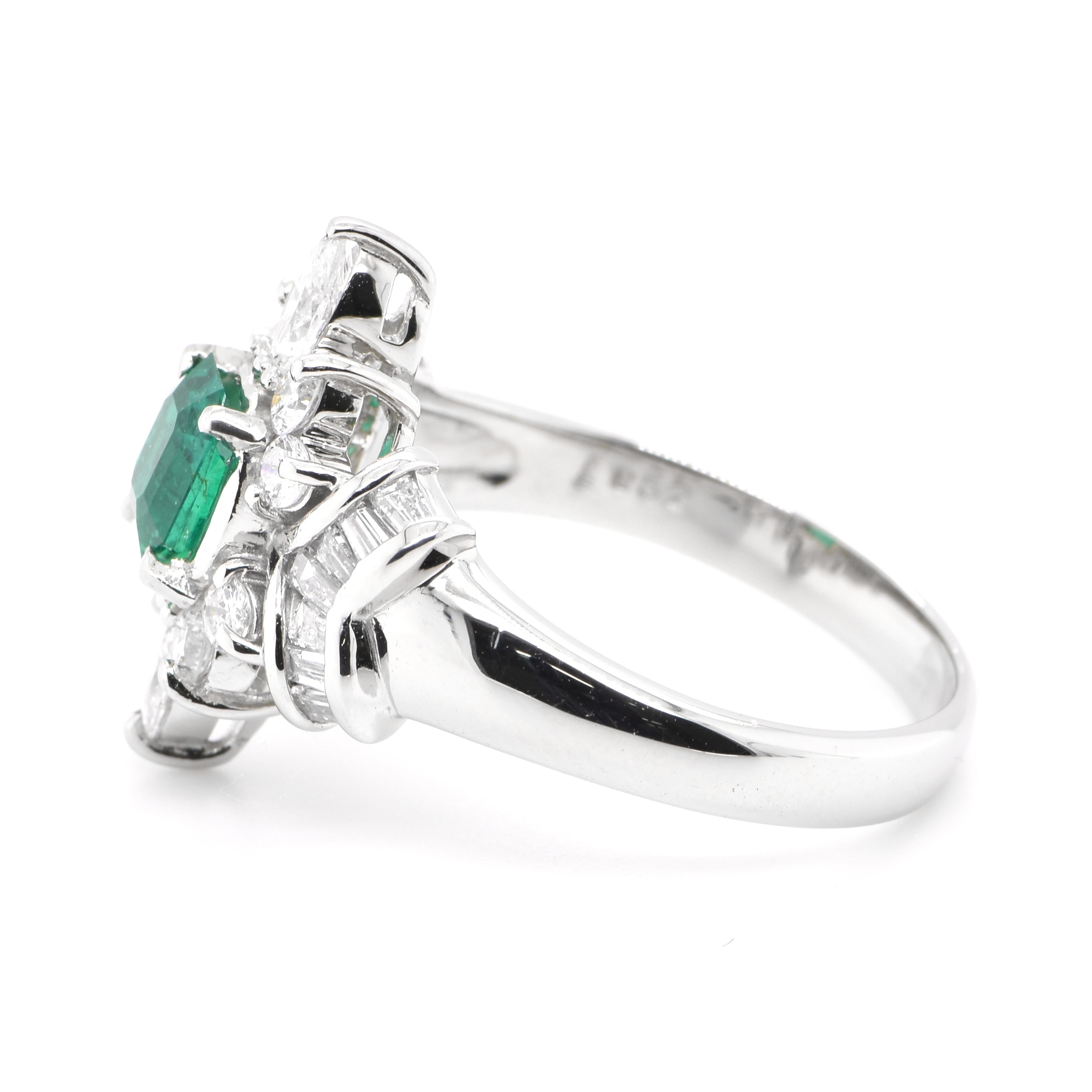 Platinring mit 0,52 Karat natürlichem Smaragd und Diamant (Smaragdschliff)