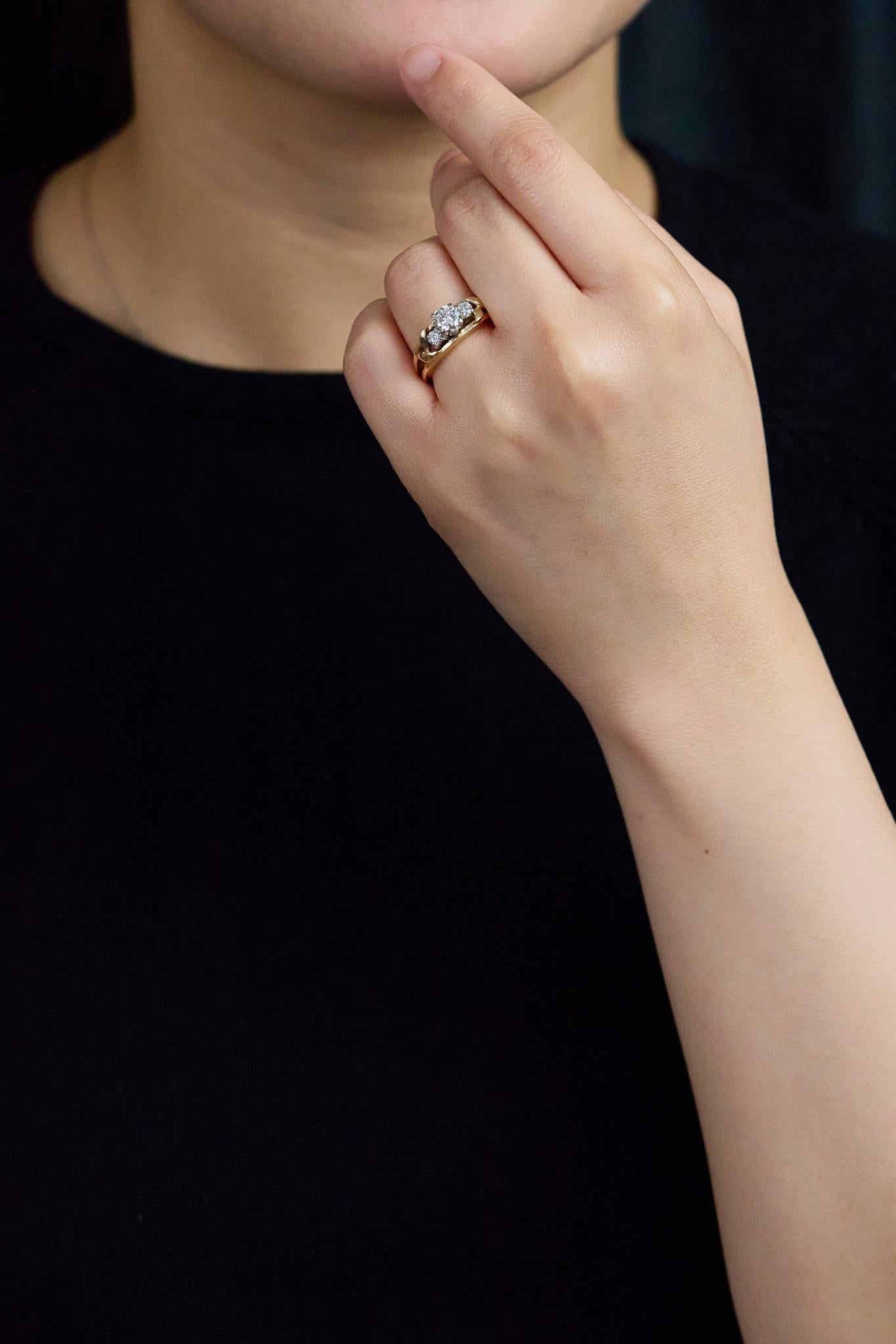 Anillo de compromiso de tres piedras con diamante redondo talla brillante de 0,52 quilates en dos tonos Corte redondo en venta