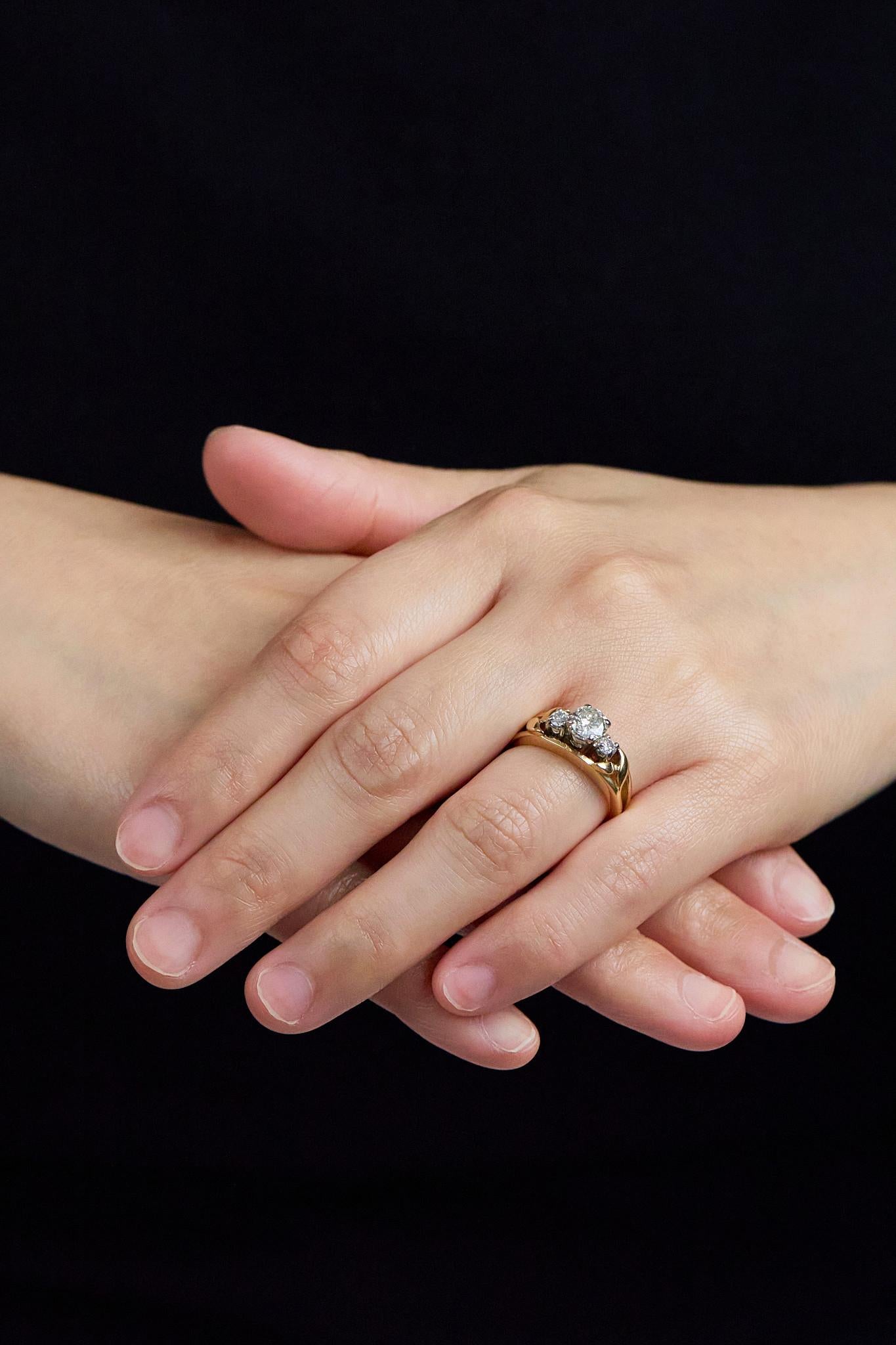 De las mujeres Anillo de compromiso de tres piedras con diamante redondo talla brillante de 0,52 quilates en dos tonos en venta