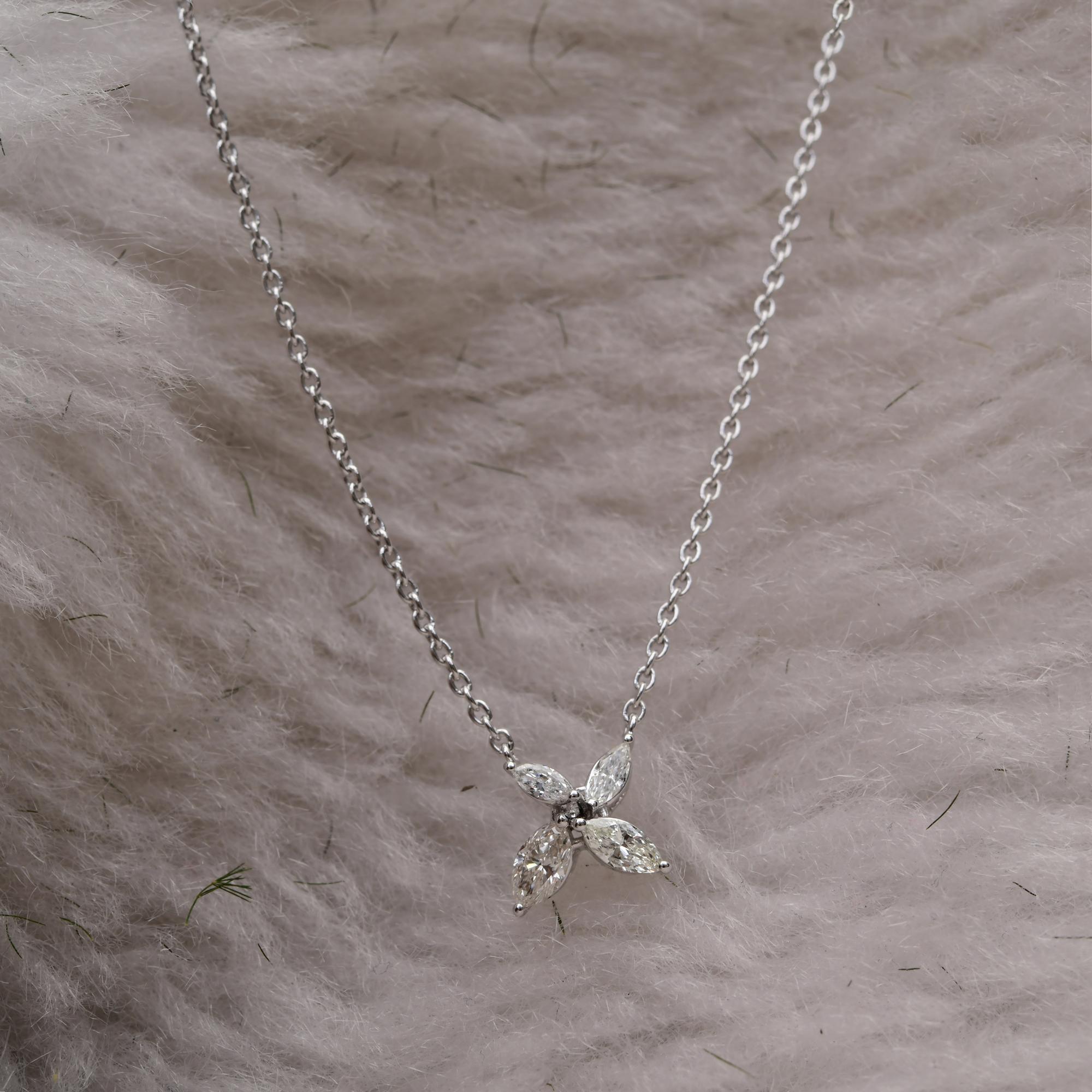 Moderno 0,52 Carati SI Chiarezza HI Colore Collana con Charm di Diamanti Marquise in oro bianco 18 carati in vendita