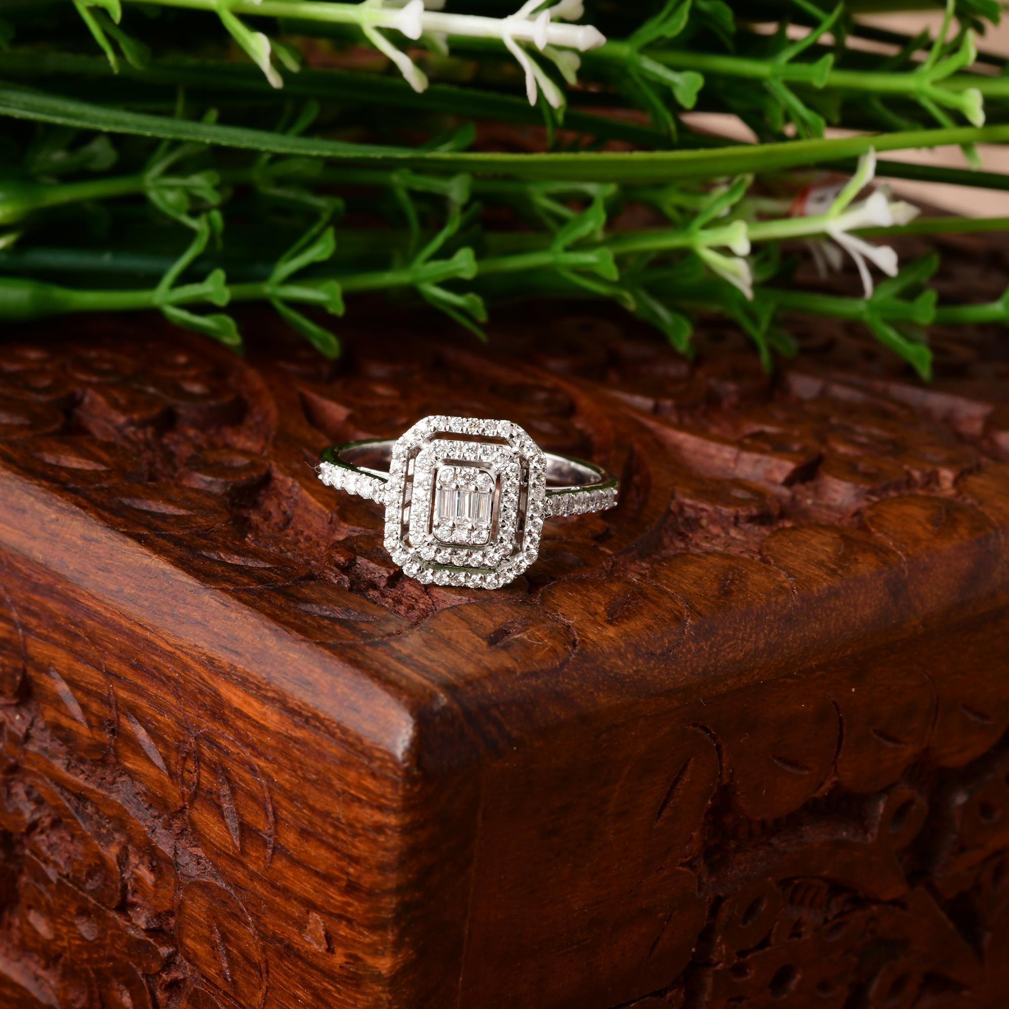 0,52 carati SI/H Baguette Round Diamond Halo Ring Gioielli in oro bianco 18 carati In condizioni Nuovo in vendita a Diera, Dubai
