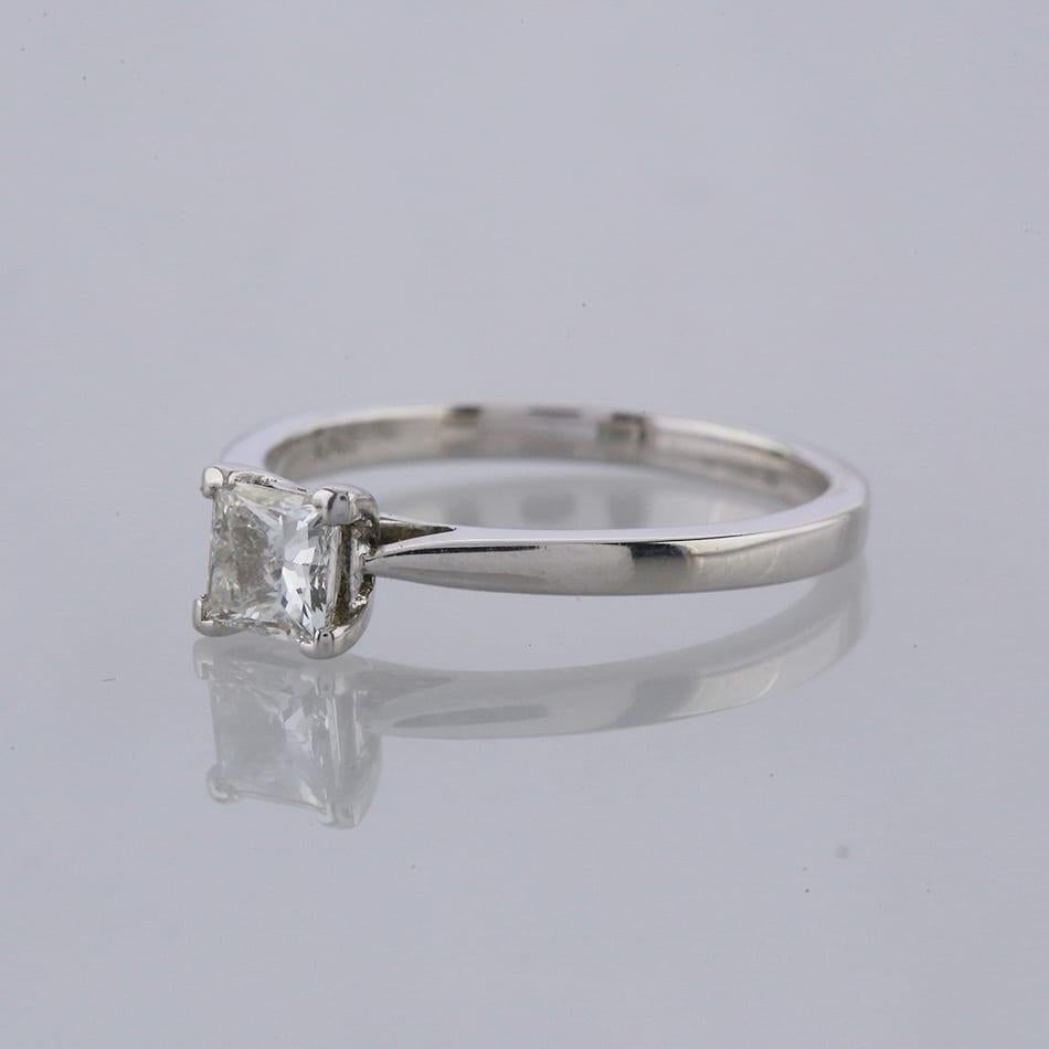 Dies ist ein Solitär-Diamantring aus 18 Karat Weißgold. Der zentrale Diamant ist ein quadratischer modifizierter Brillantschliff und wiegt 0,56 Karat.

Zustand: Gebraucht (Sehr gut)
Gewicht: 2,5 Gramm
Größe: M 1/2
Diamant-Details: 0.52 Karat, Farbe: