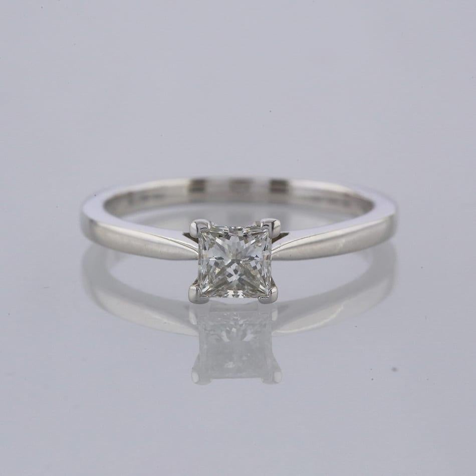 0,52 Karat Quadratischer modifizierter Brillant Diamant Solitär Verlobungsring im Zustand „Gut“ in London, GB